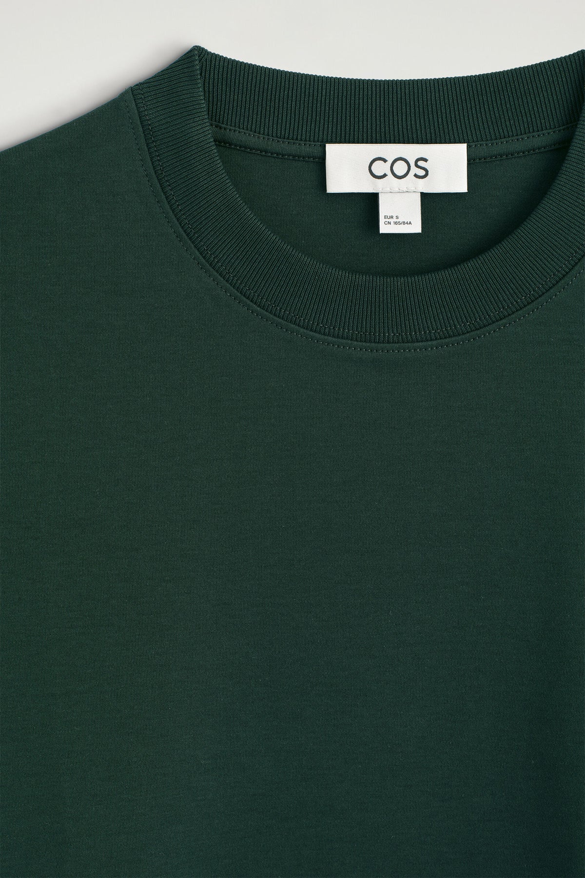 CAMISETA DE CORTE LIMPIO - VERDE OSCURO | DescriptiveDetail