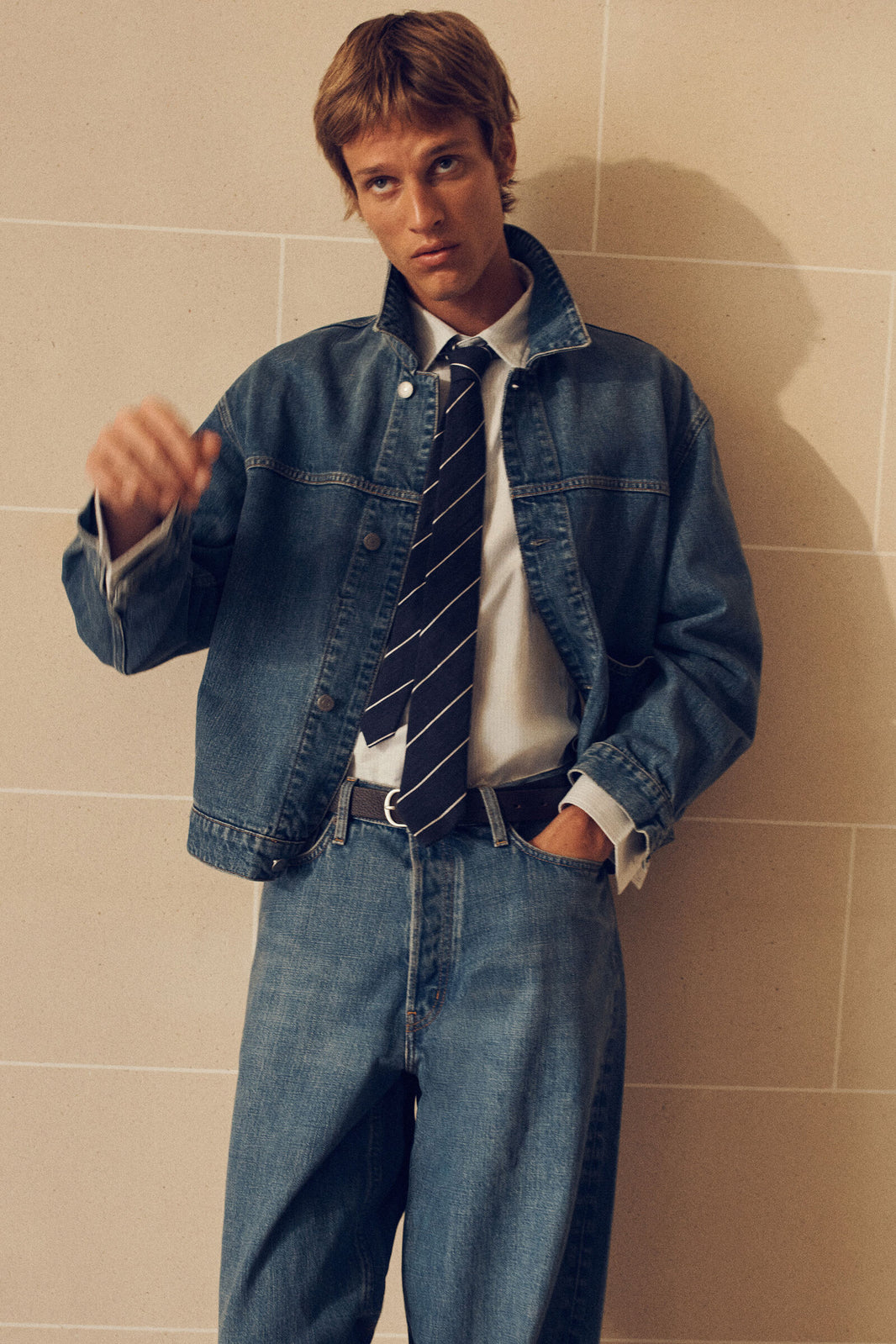 CORBATA DE SEDA A RAYAS - AZUL MARINO / RAYADO | Lookbook