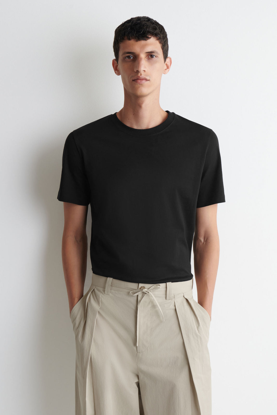 PLAYERA DE ALGODÓN DE CORTE REGULAR - NEGRO