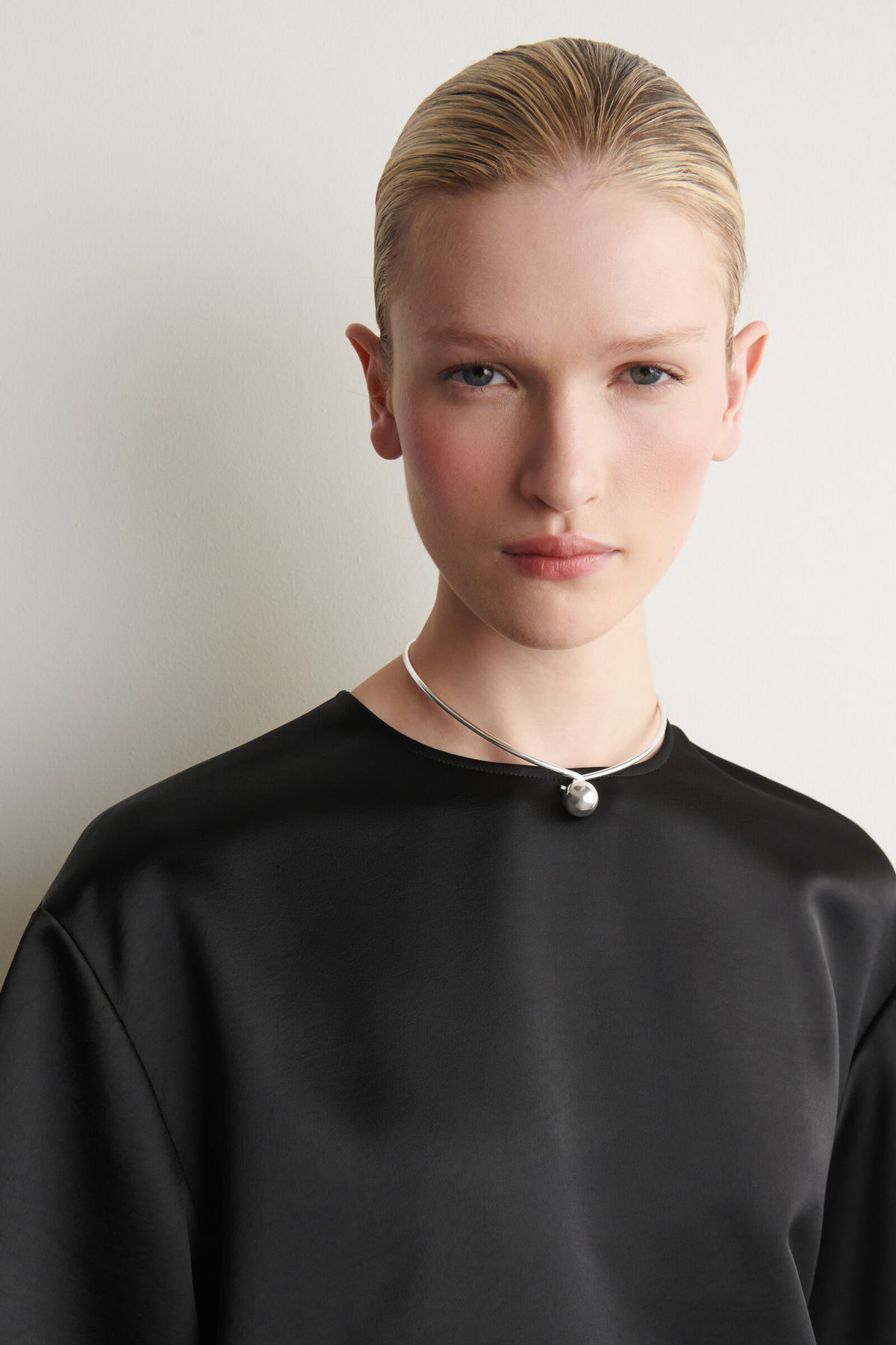 CAMISETA DE SATÍN OVERSIZE - NEGRO