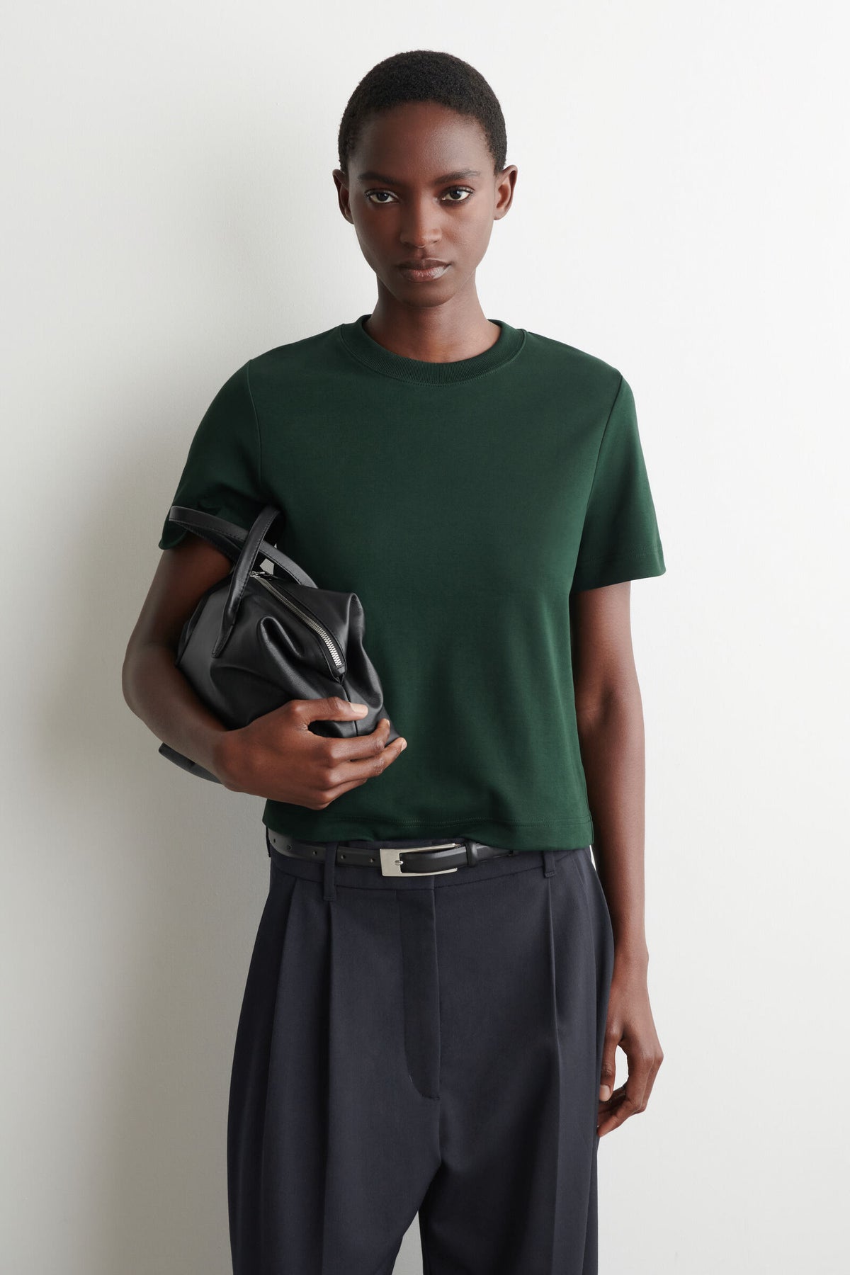 CAMISETA DE CORTE LIMPIO - VERDE OSCURO