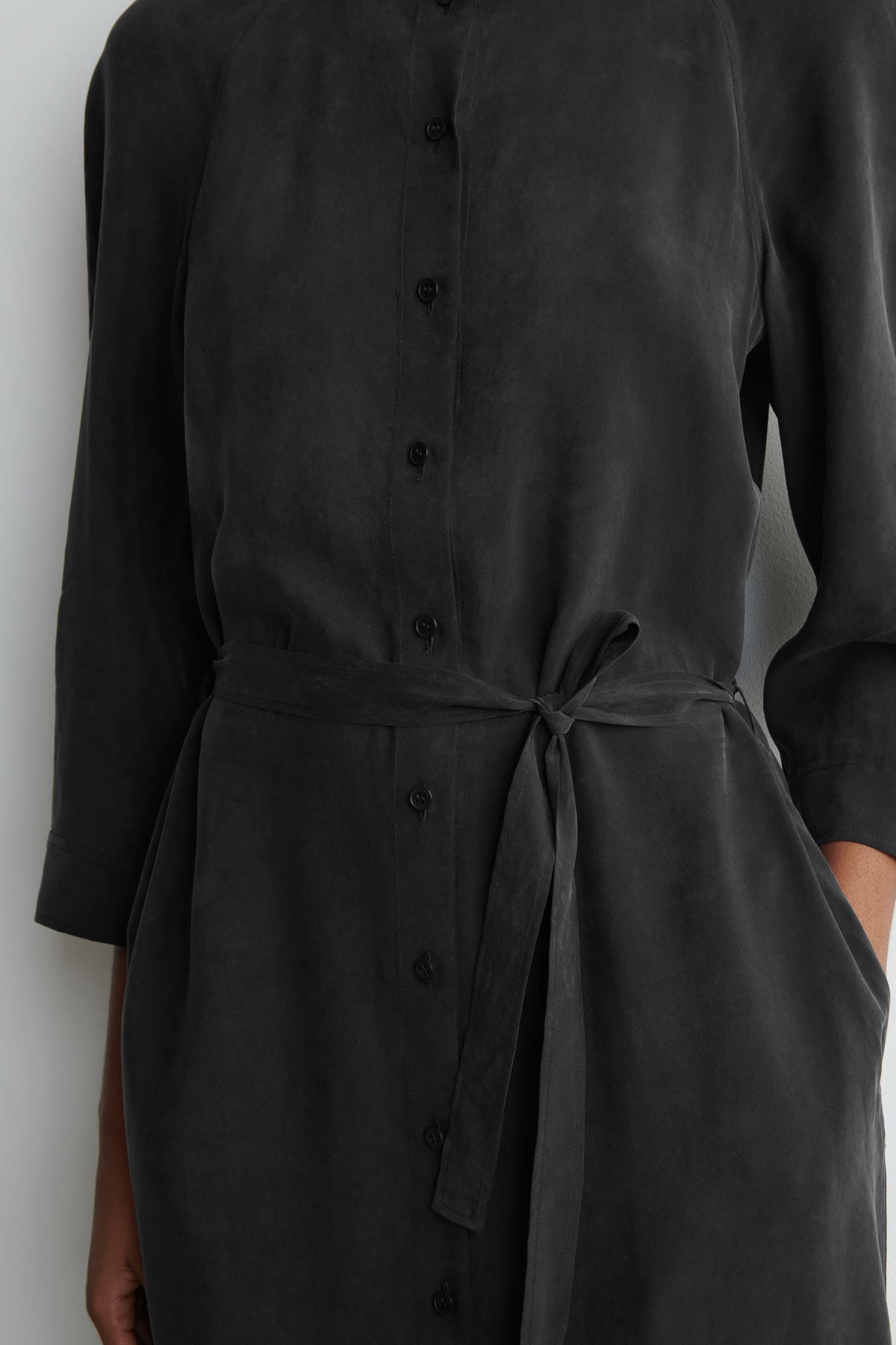 VESTIDO CAMISERO MIDI SIN CUELLO CON CINTURÓN - NEGRO - StillMedia/Lookbook