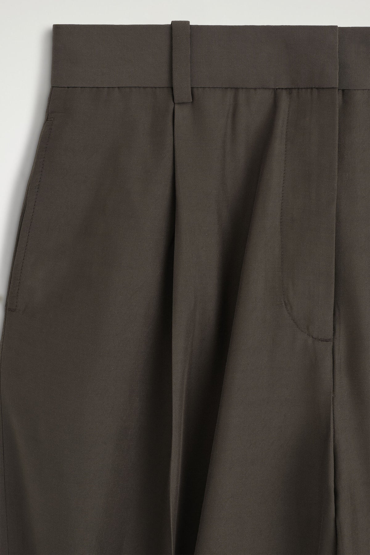 PANTALONES DE GLOBO CON PLISADOS - MARRÓN | DescriptiveDetail