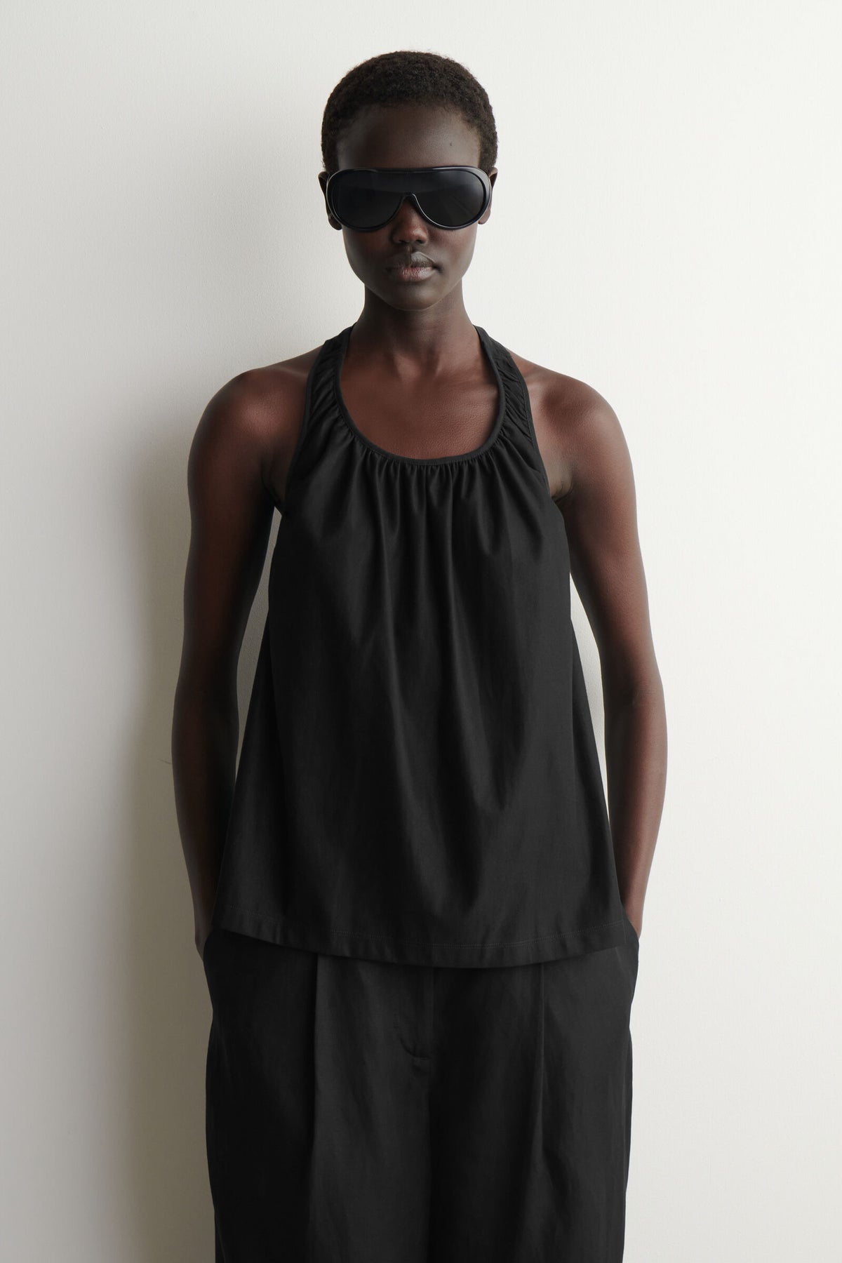 TOP HALTER DE ESPALDA ABIERTA - NEGRO