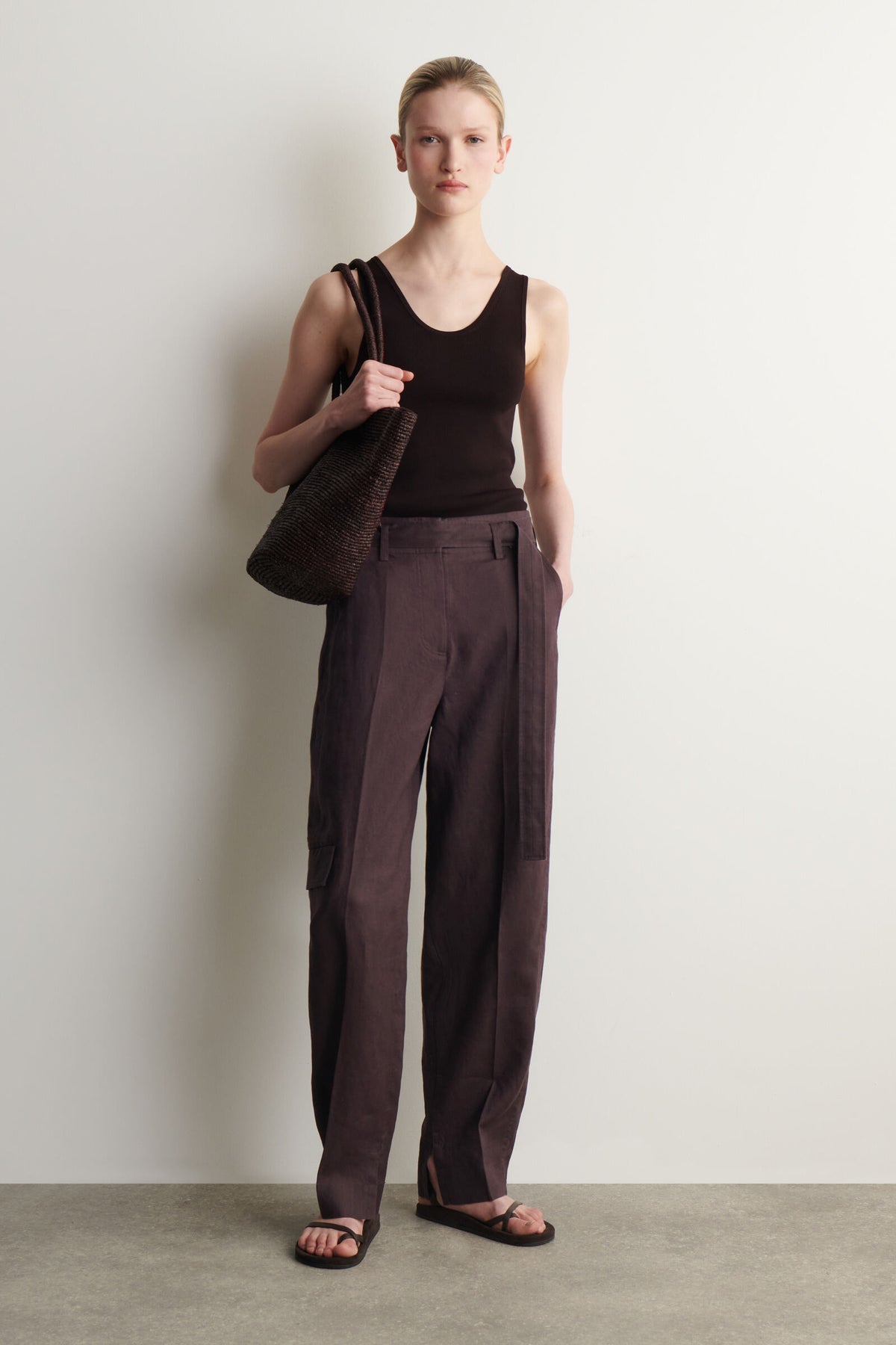 PANTALONES DE LINO DE PIERNA BARREL CON CINTURÓN - VINO - StillMedia/Lookbook