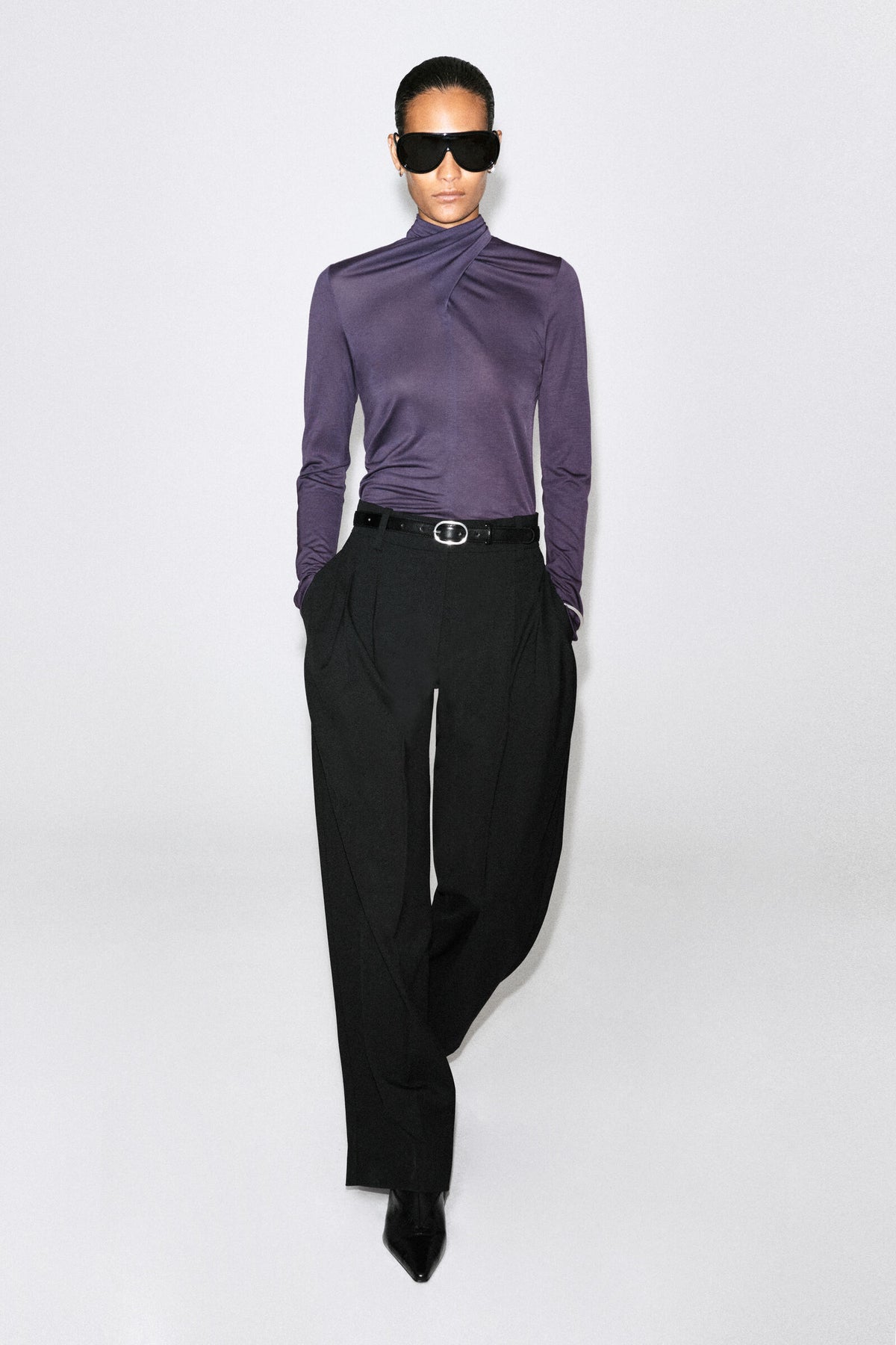 BLUSA FLUIDA CON DETALLE DE PAÑUELO - PÚRPURA OSCURO