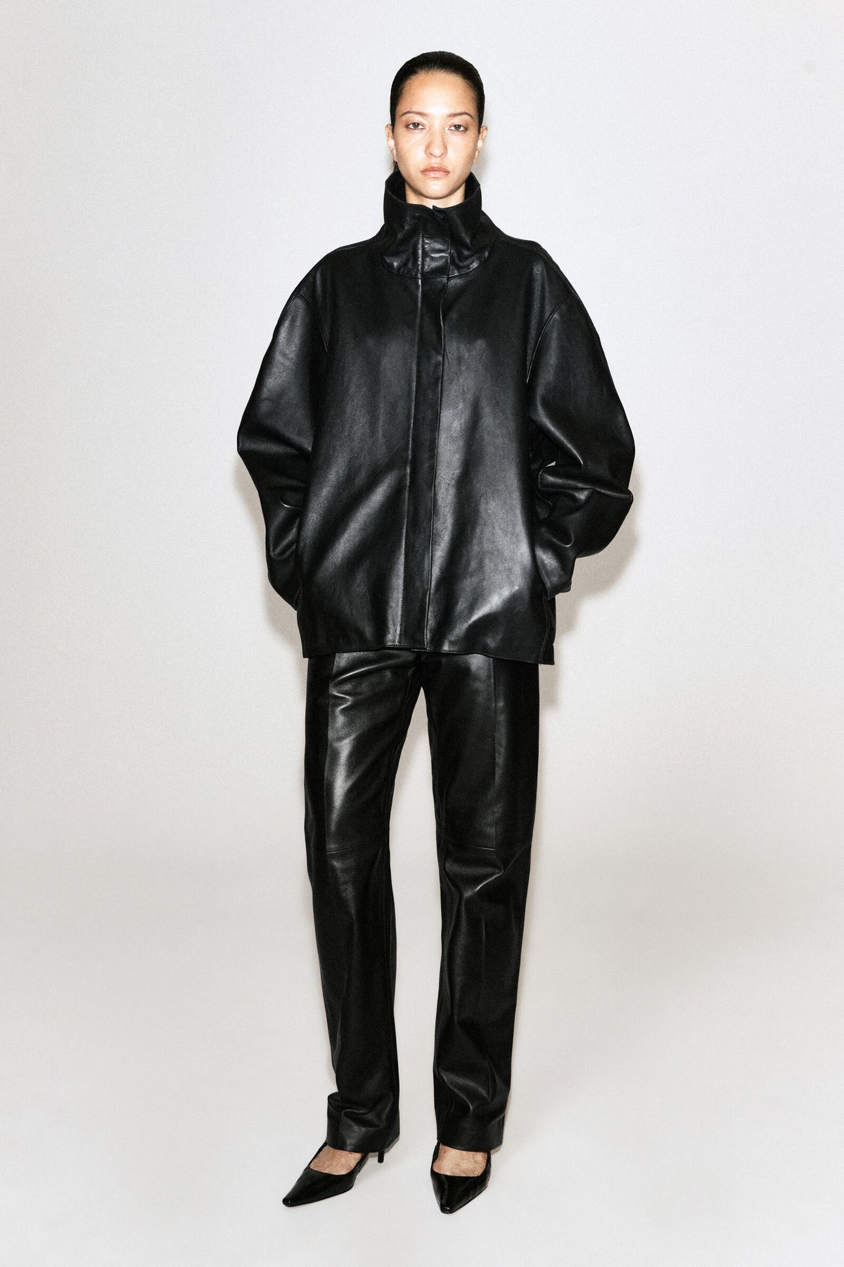 CHAQUETA DE CUERO CON CUELLO DE EMBUDO - NEGRO