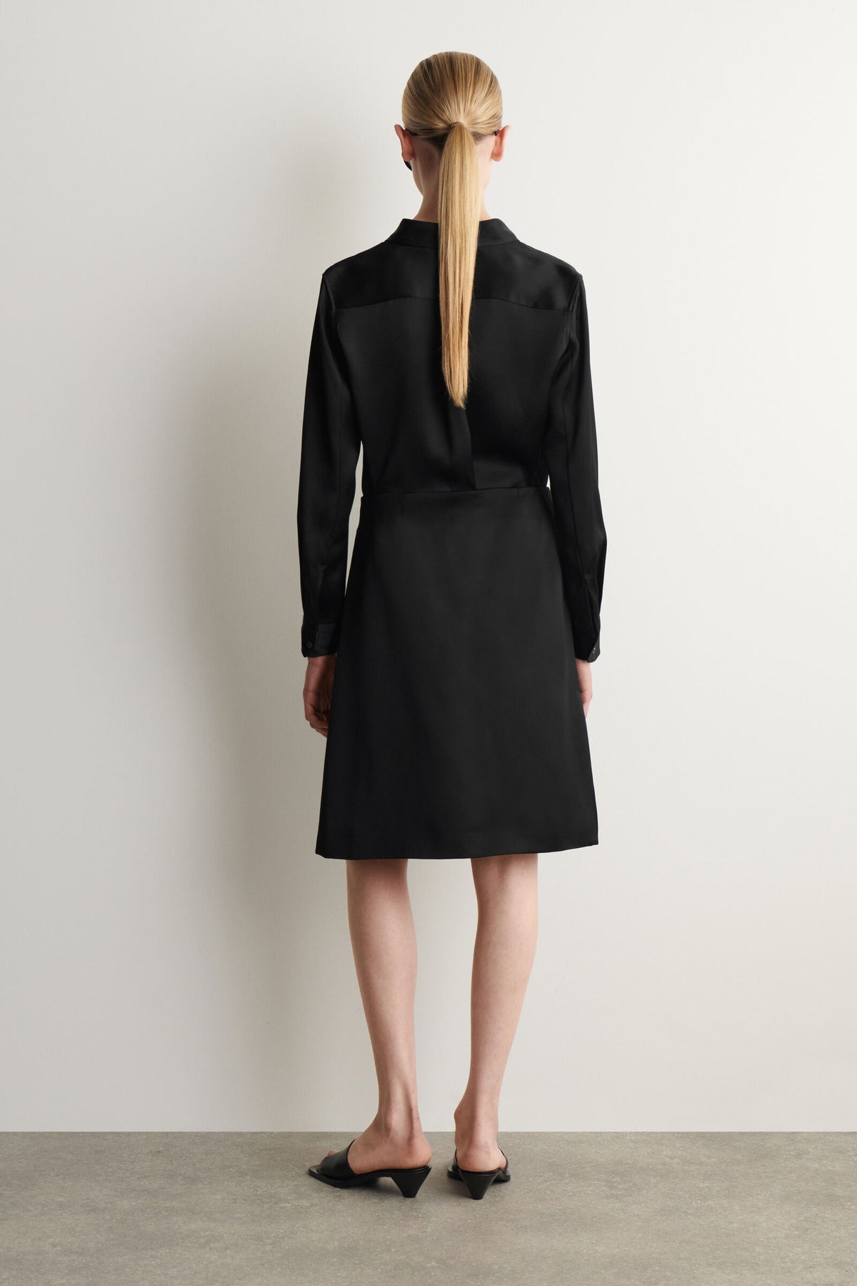 FALDA SATINADA ENVOLVENTE - NEGRO - StillMedia/Lookbook