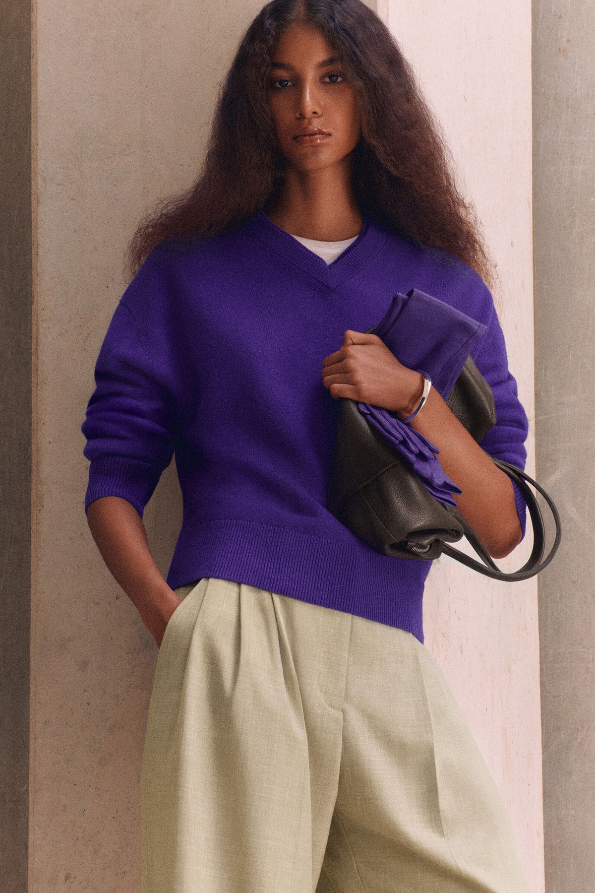 SUÉTER DE LANA MERINO CON CAPAS Y CUELLO EN V - MORADO | Lookbook