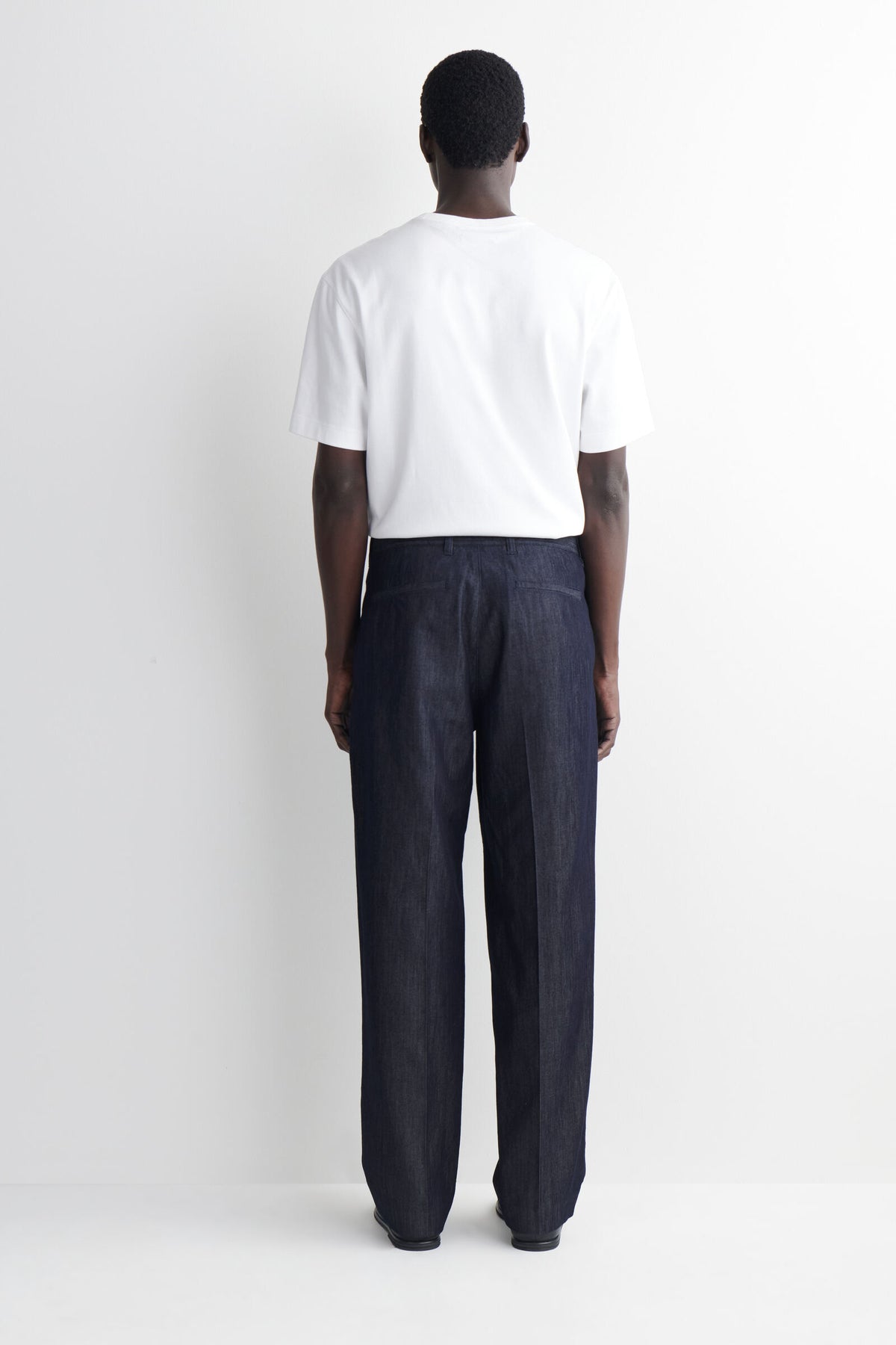 PANTALONES DE MEZCLILLA CRUDA DE CORTE REGULAR Y PIERNA RECTA - ÍNDIGO