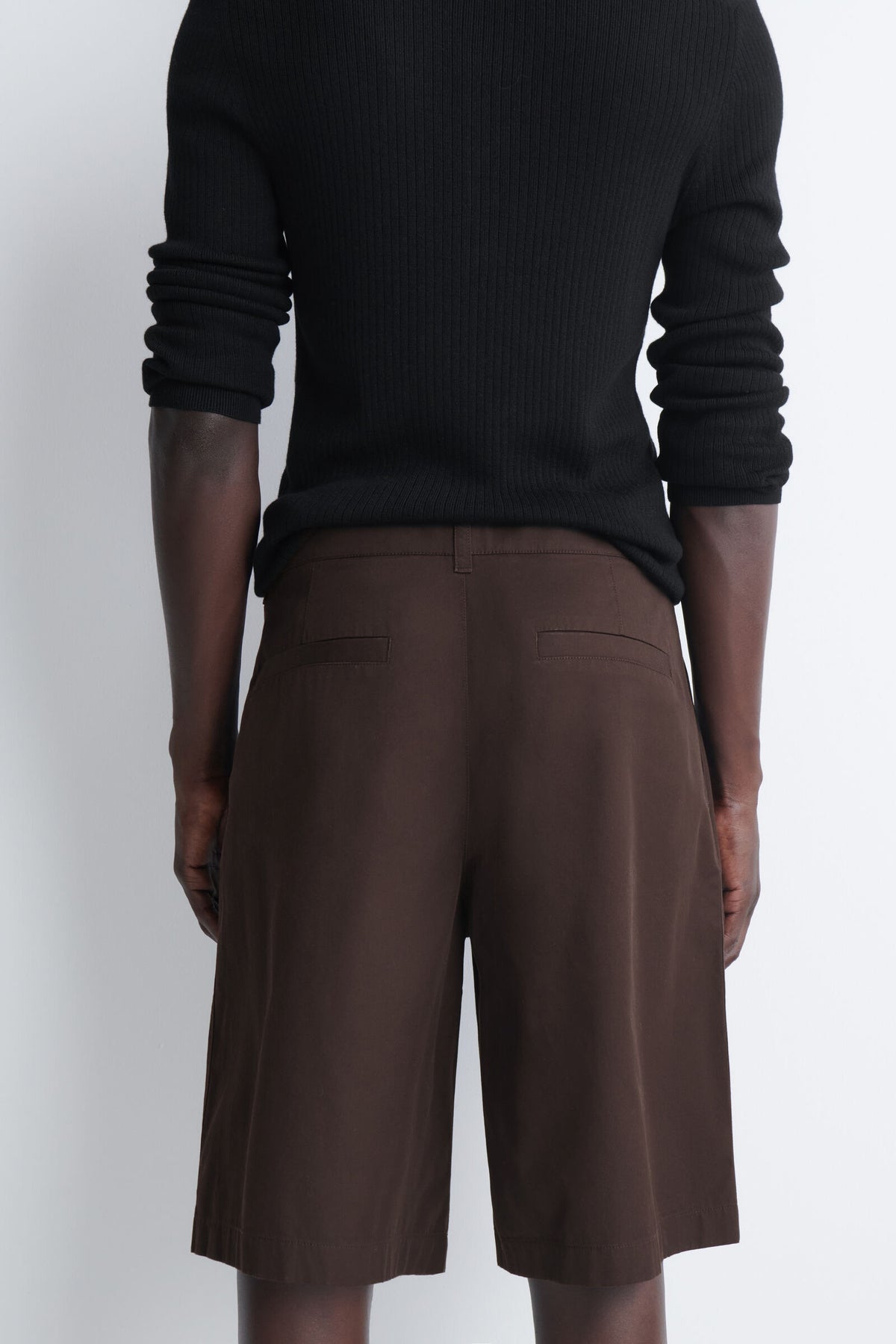 SHORTS DE ALGODÓN CON PLIEGUES - MARRÓN