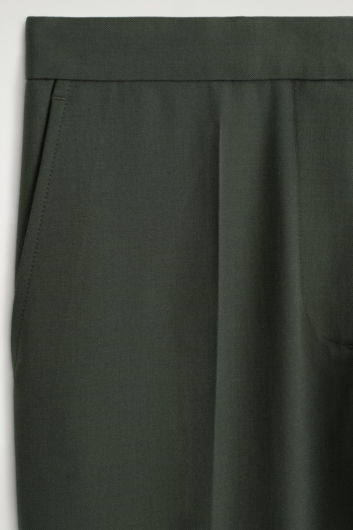 PANTALONES DE SARGA CON CORTE FLARE - KAKI | DescriptiveDetail