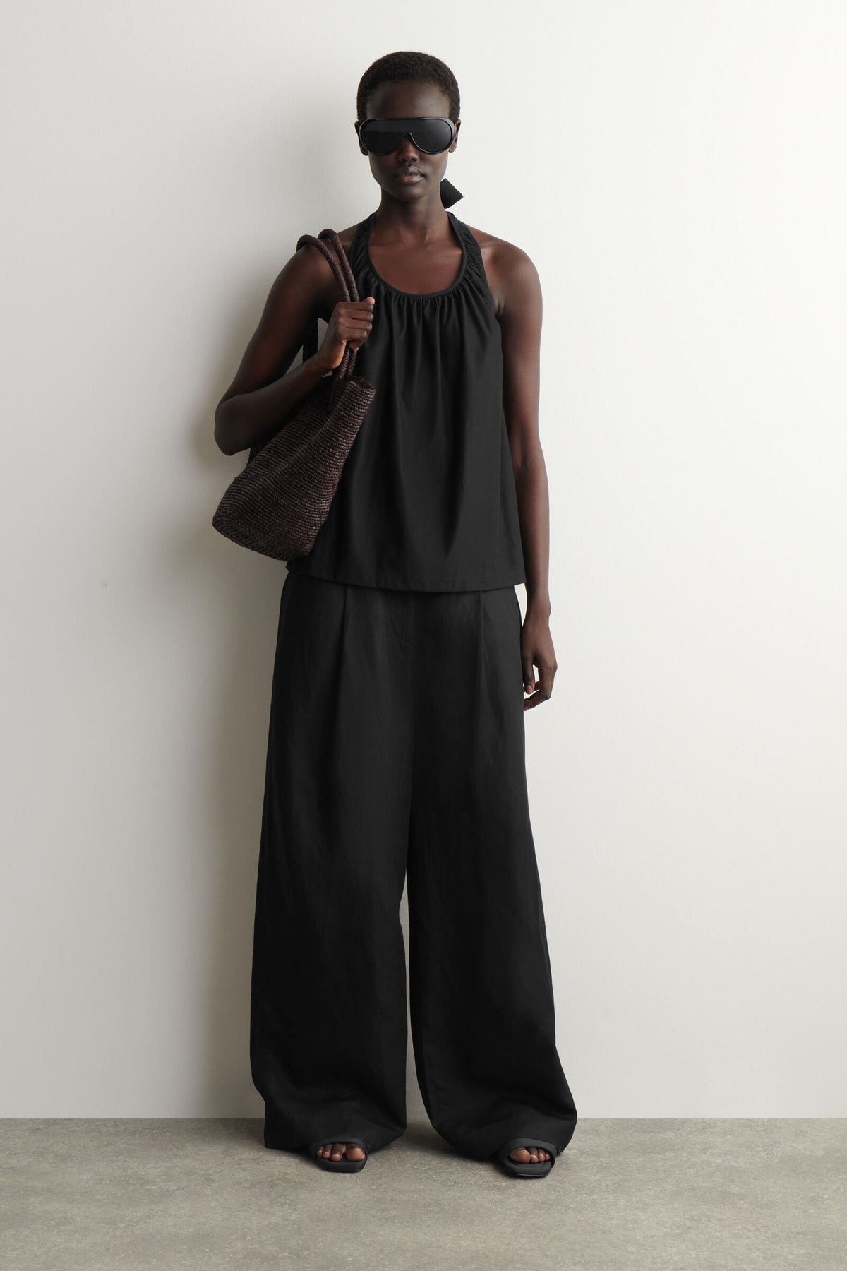 TOP HALTER DE ESPALDA ABIERTA - NEGRO