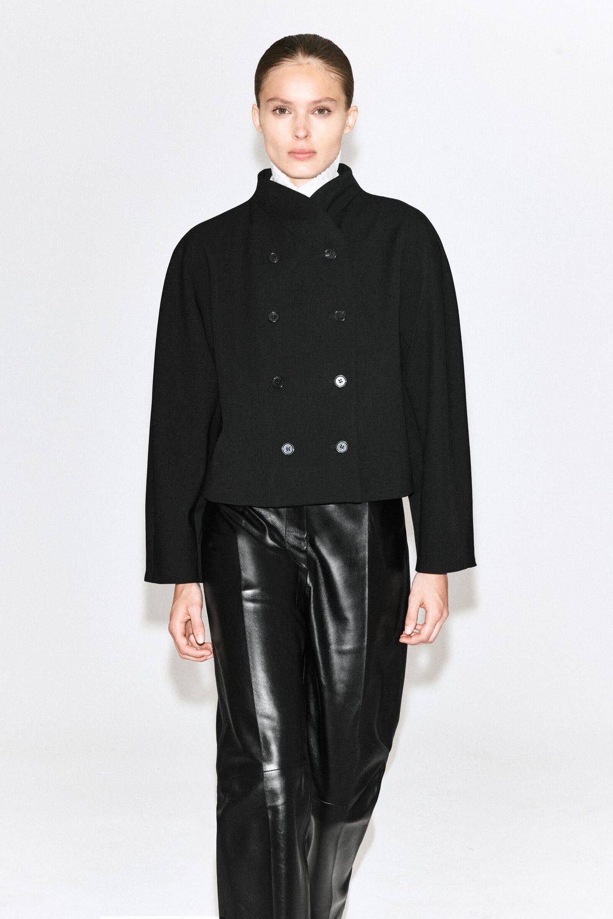 CHAQUETA ESCULPIDA CON CUELLO ALTO - NEGRO