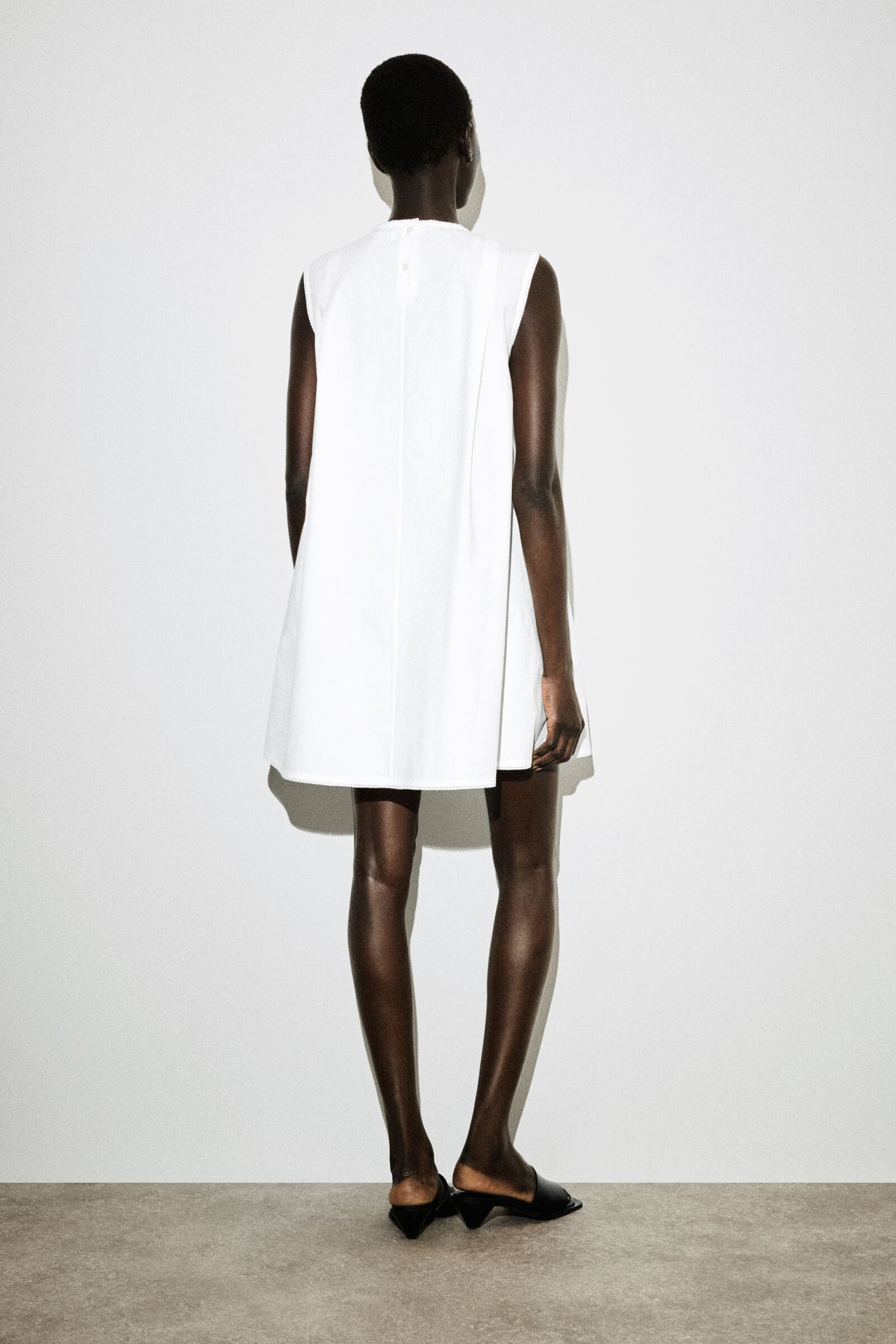 VESTIDO MINI PLISADO CON PICOS - BLANCO - StillMedia/Lookbook