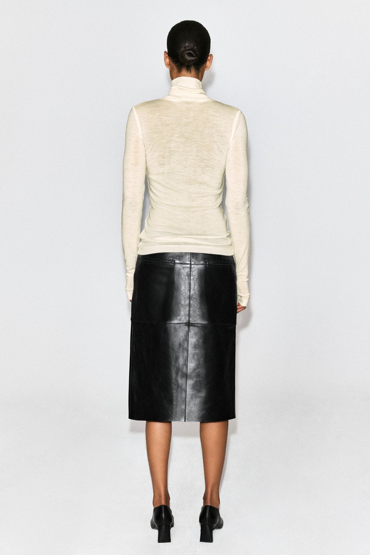 TOP DE MERINO CON CUELLO DE TROMPETA Y BOTONES - MARFIL