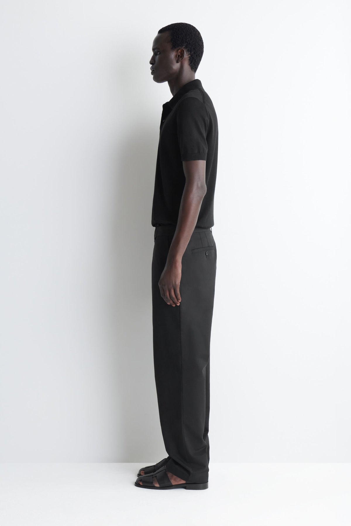 CHINOS DE ALGODÓN CON CORTE REGULAR Y PIERNA RECTA - NEGRO