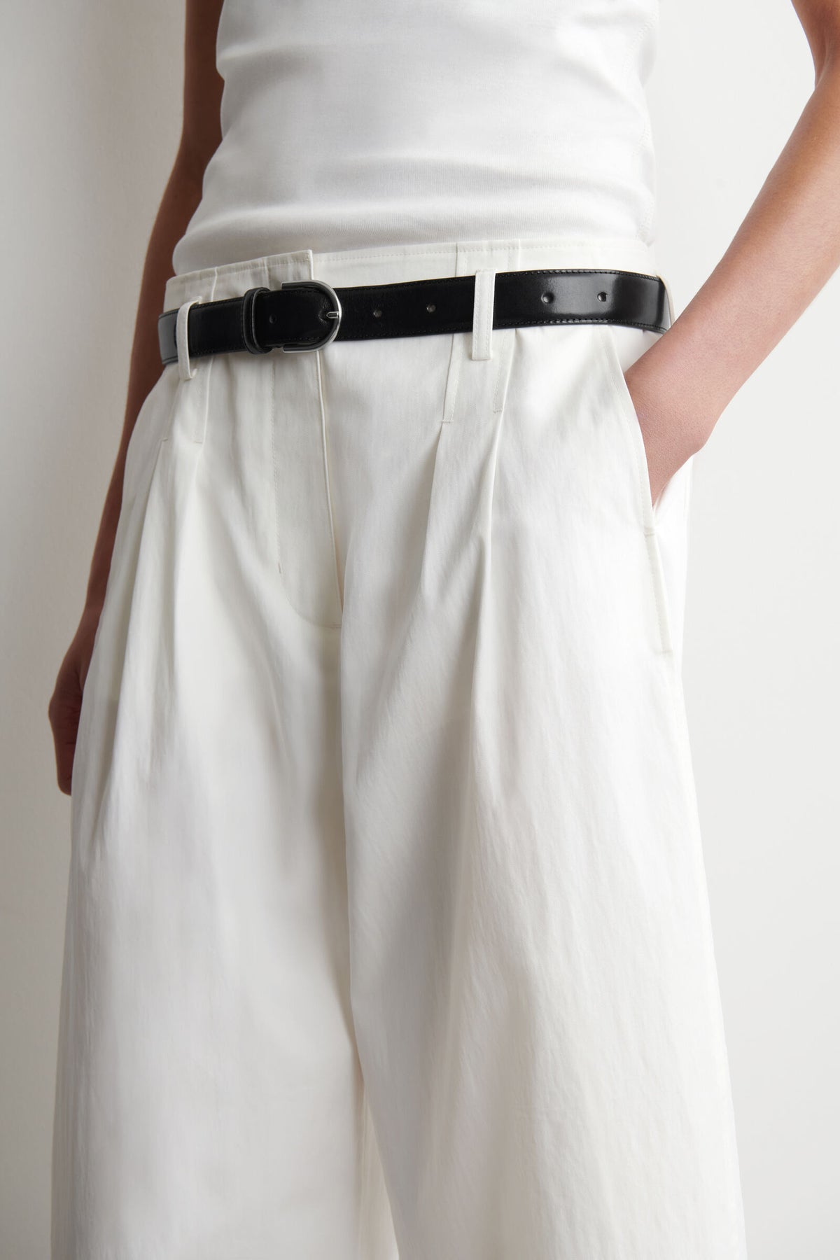 PANTALONES DE ALGODÓN PLISADOS CON PIERNA DE TAMBOR - BLANCO
