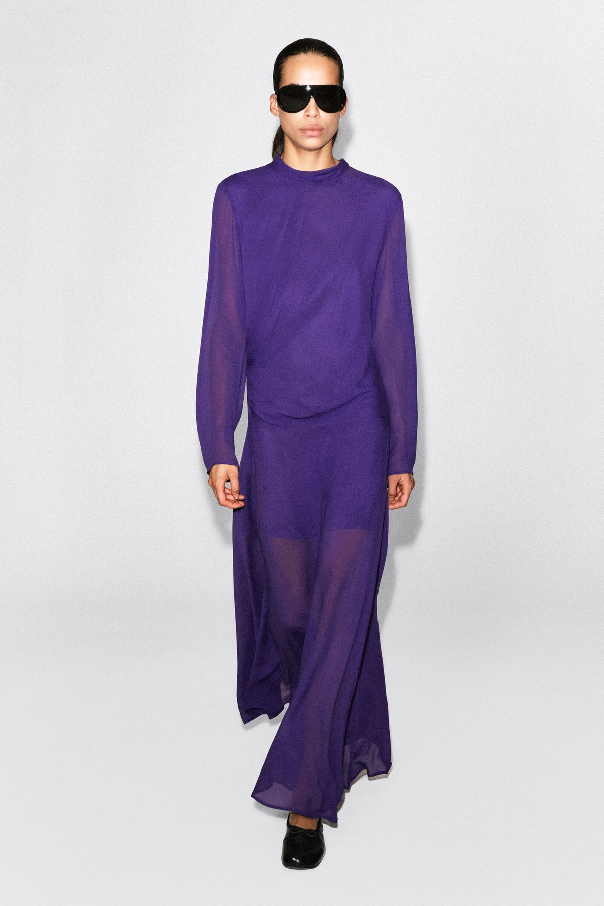 VESTIDO MIDI DRAPEADO DE CUELLO ALTO - MORADO