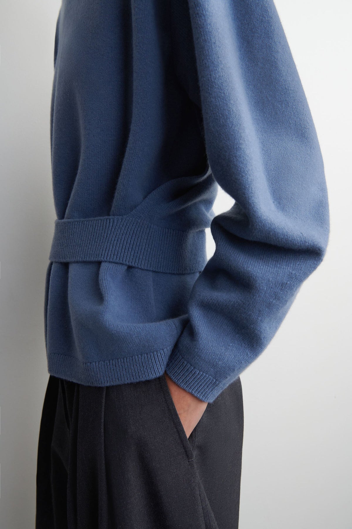 SUÉTER DE LANA MERINO CON DETALLE DE CINTURÓN - AZUL ACERO - StillMedia/Lookbook