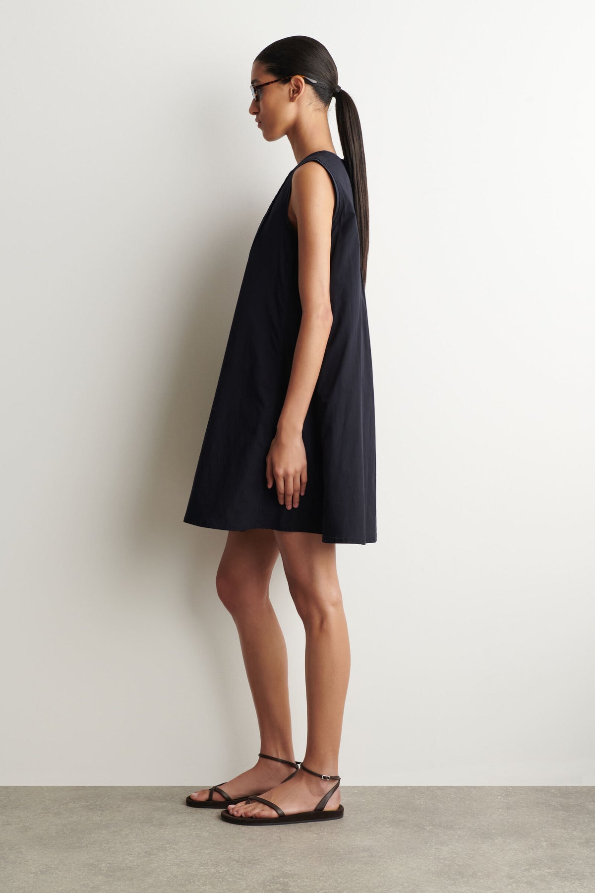 VESTIDO MINI CON PLISADOS Y CAPAS - MARINO