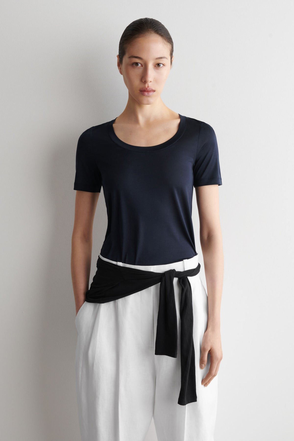 CAMISETA DE SEDA AJUSTADA - AZUL MARINO