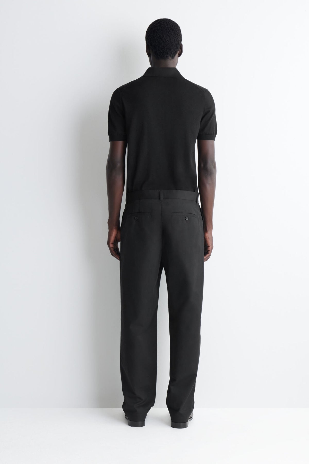 CHINOS DE ALGODÓN CON CORTE REGULAR Y PIERNA RECTA - NEGRO