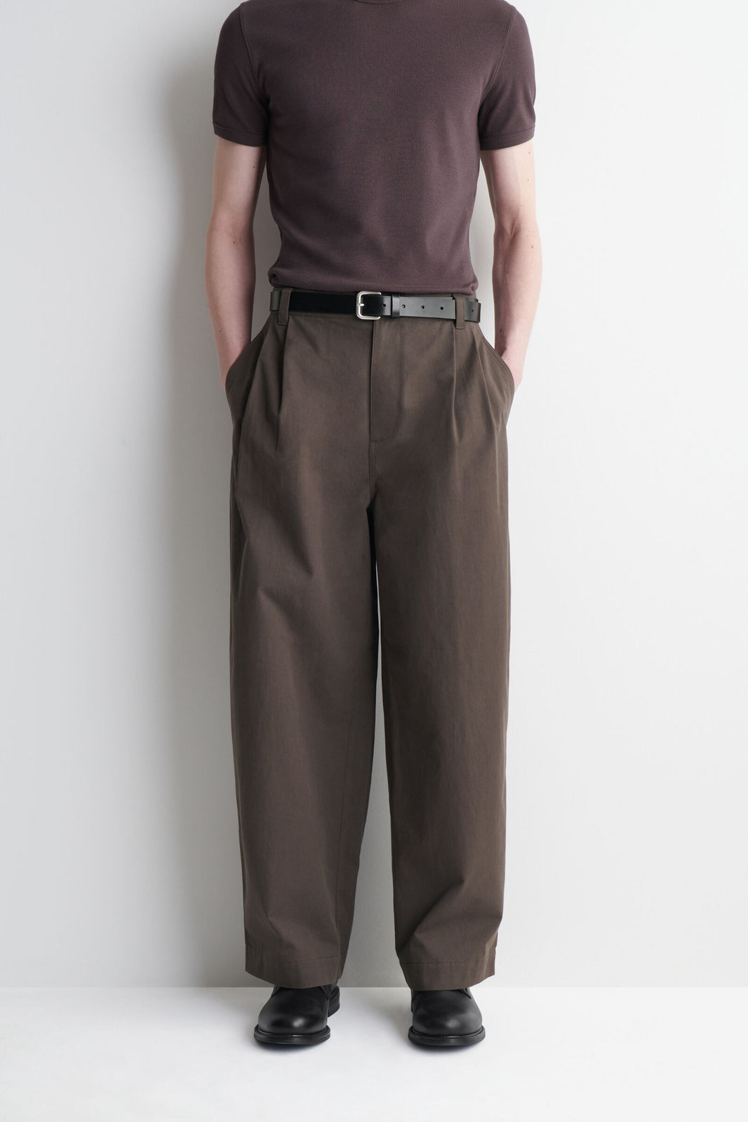 PANTALONES DE ALGODÓN DE CORTE RELAJADO Y PIERNA BARREL - MARRÓN