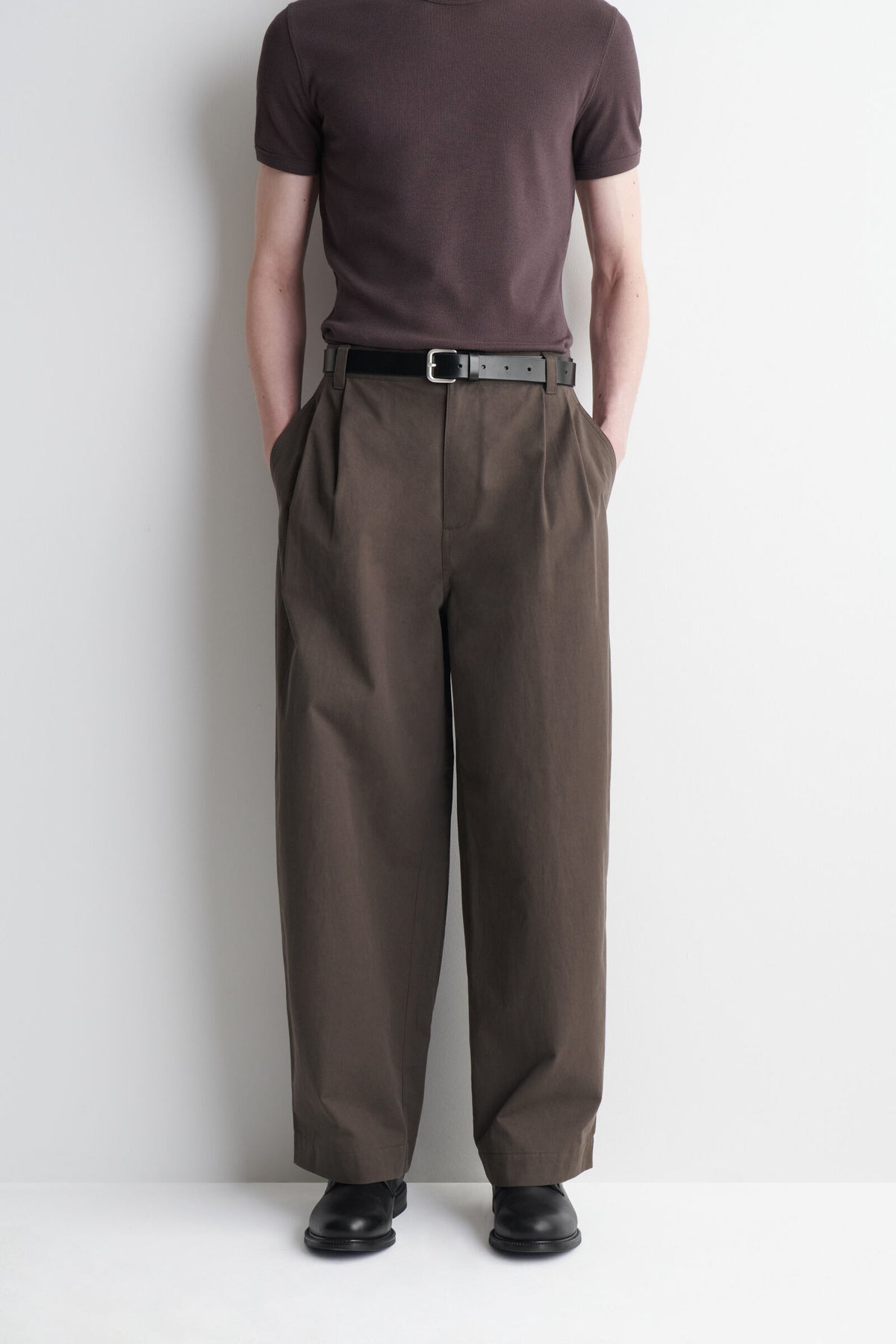 PANTALONES DE ALGODÓN DE CORTE RELAJADO Y PIERNA BARREL - MARRÓN