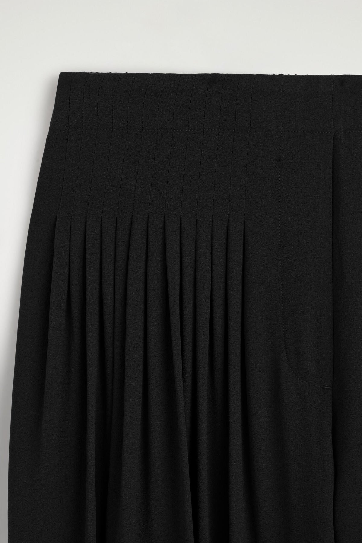 PANTALONES DE CREPÉ CON PLIEGUES - NEGRO | DescriptiveDetail