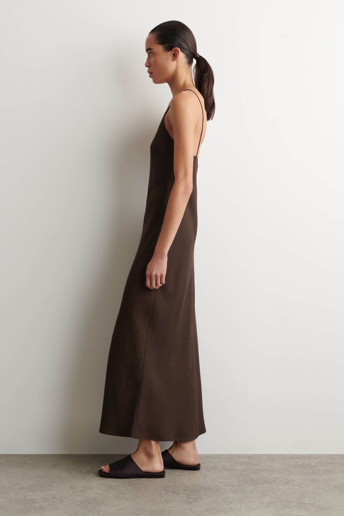 VESTIDO MIDI DE TIRANTES CON ESCOTE EN V - MARRÓN 