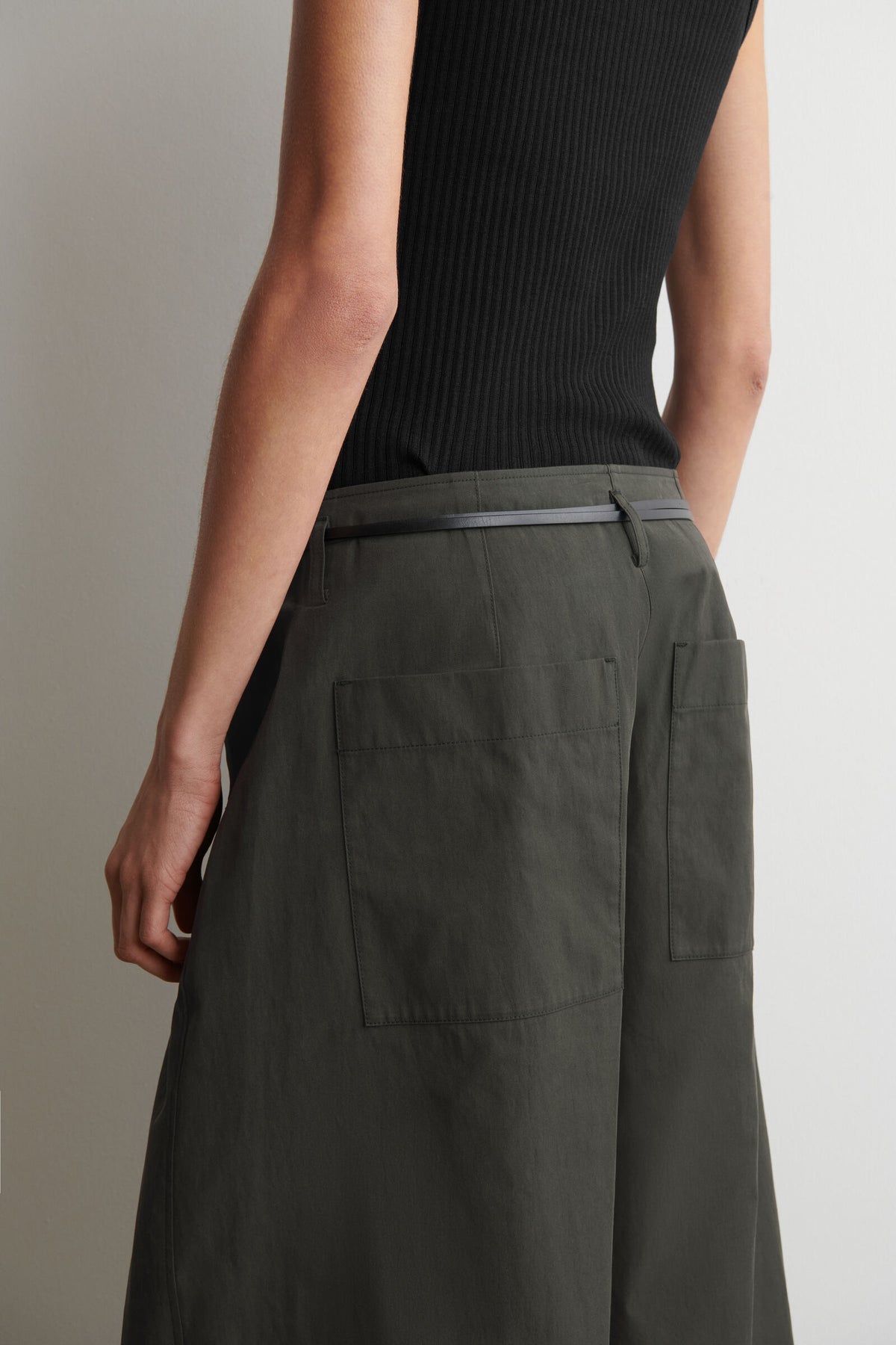 PANTALONES DE ALGODÓN PLISADOS CON PIERNA DE TAMBOR - VERDE OSCURO