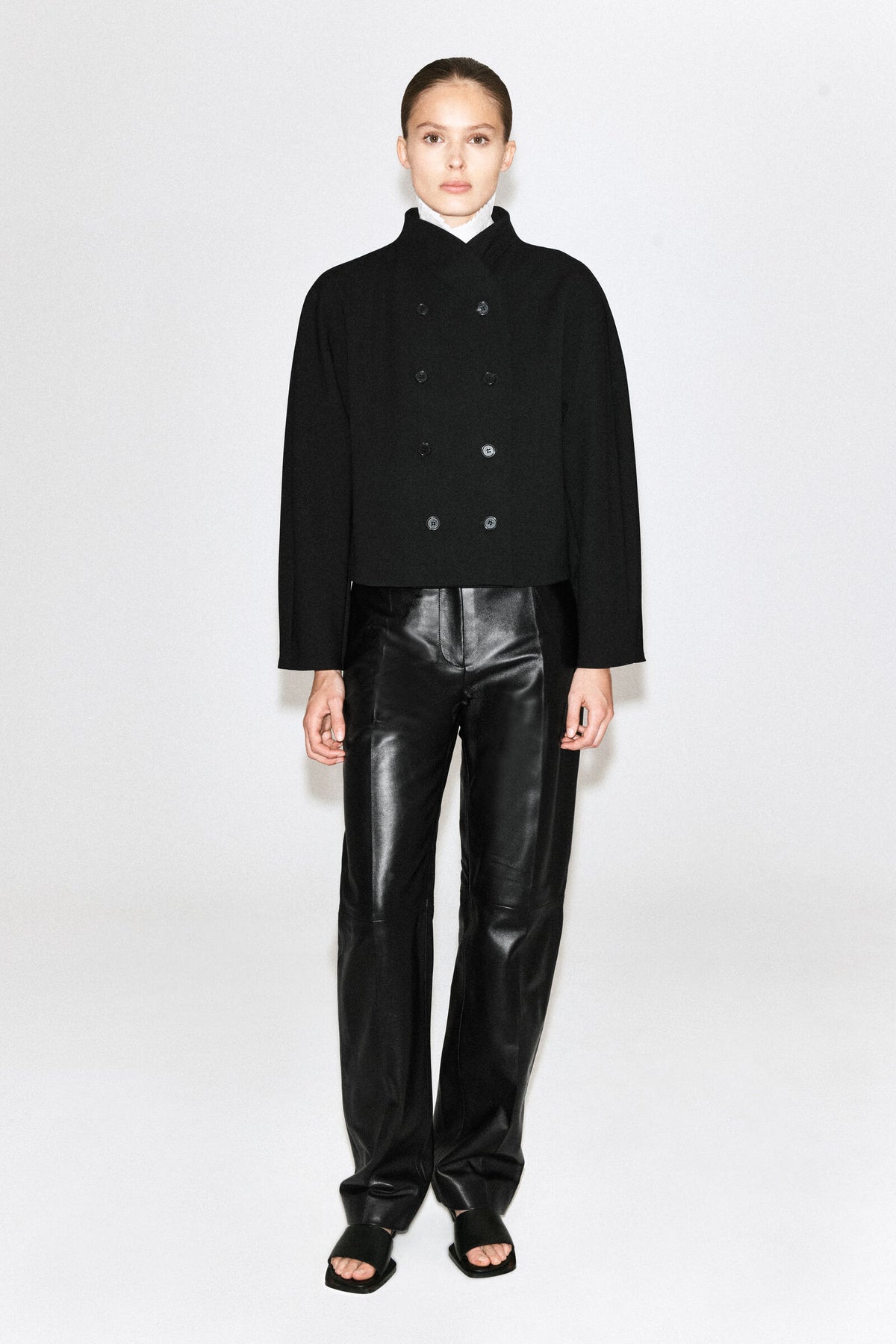 CHAQUETA ESCULPIDA CON CUELLO ALTO - NEGRO