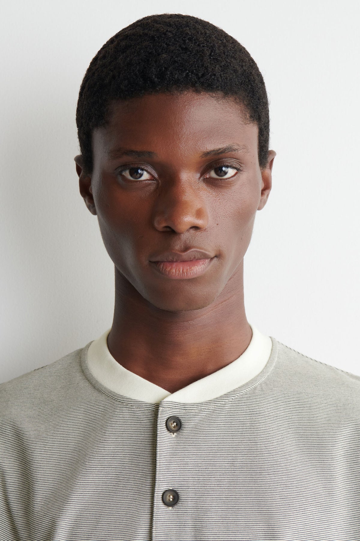 CAMISETA HENLEY DE ALGODÓN DE RAYAS - BLANCO / NEGRO / A RAYAS