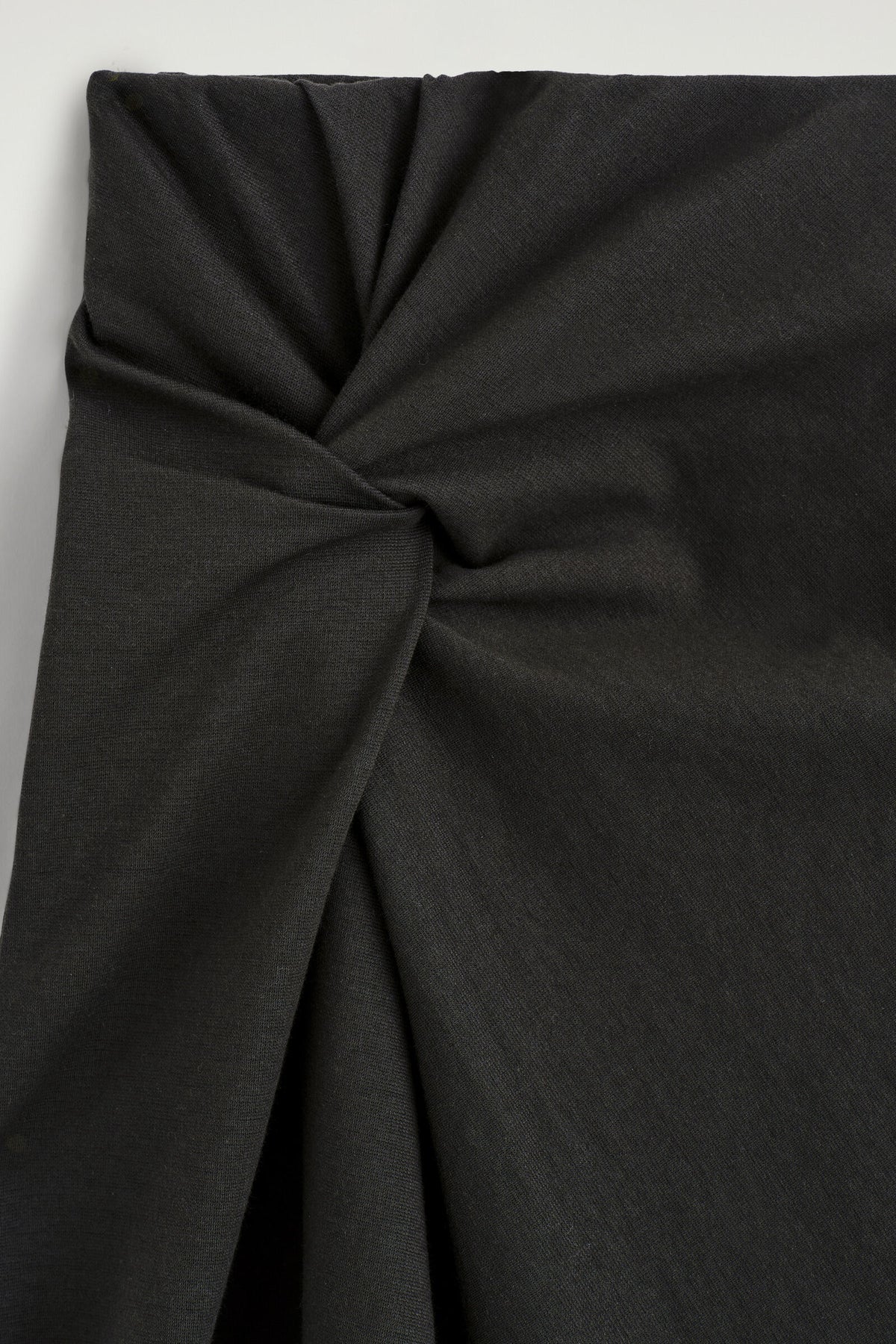 FALDA MIDI DE JERSEY CON DETALLE DE GIRO - VERDE OSCURO | DescriptiveDetail