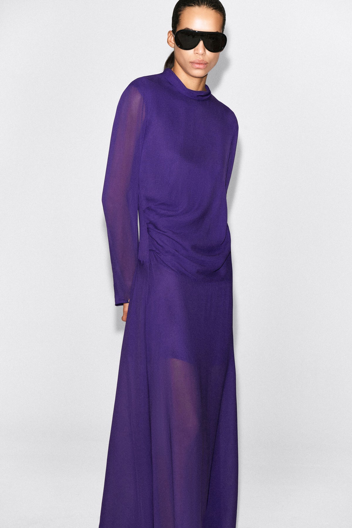 VESTIDO MIDI DRAPEADO DE CUELLO ALTO - MORADO