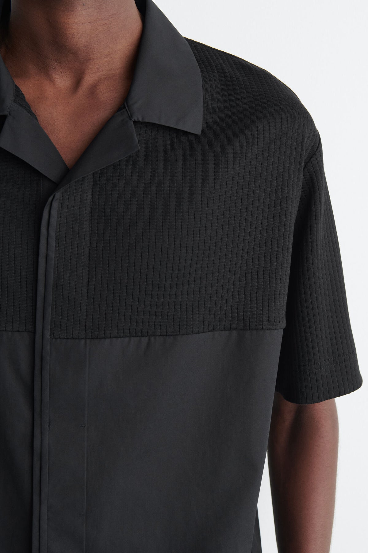 CAMISA RELAJADA CON PANELES DE CONTRASTE - NEGRO