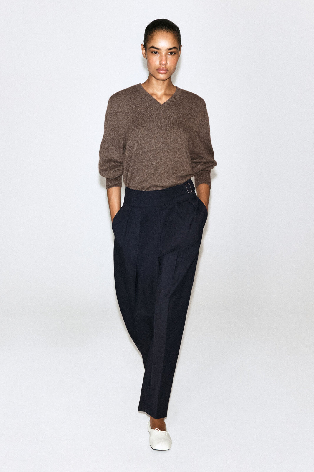 PANTALONES DE PIERNA BARREL CON FAJÍN - AZUL MARINO