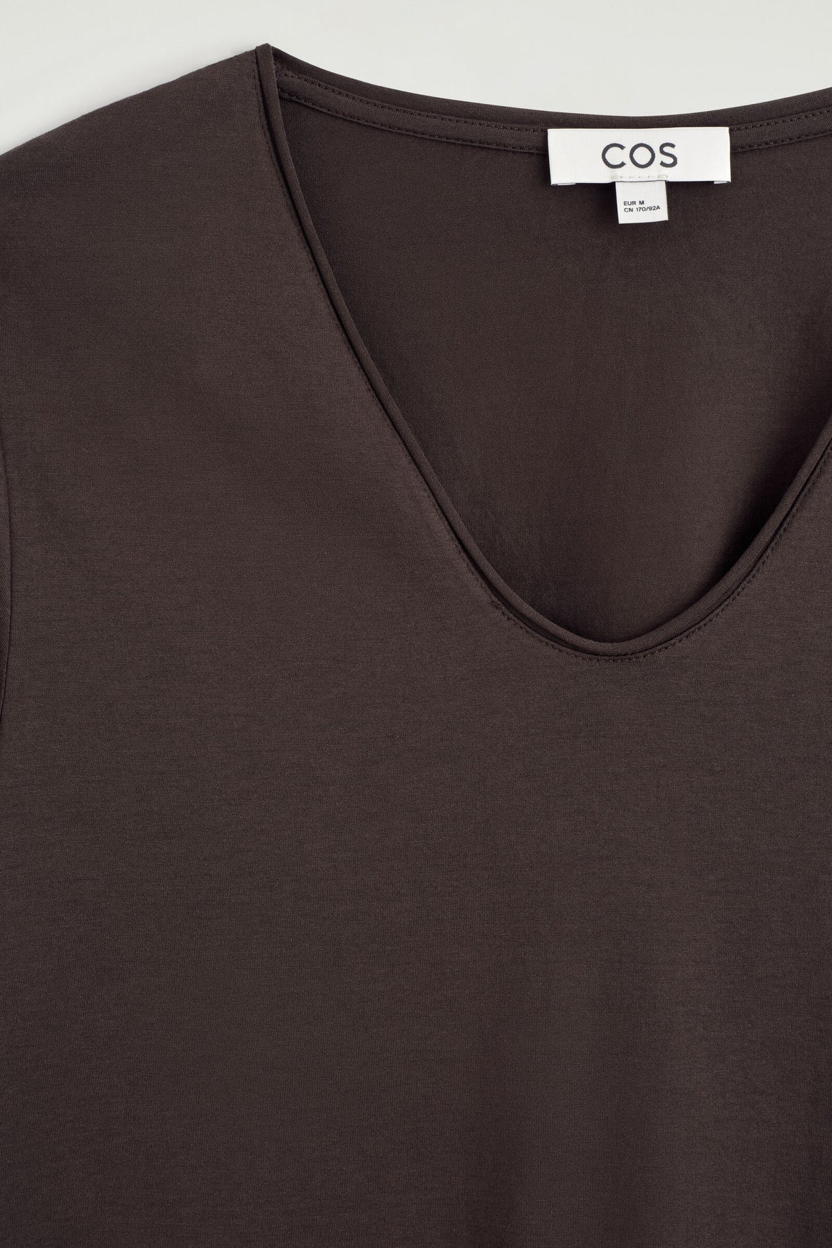 CAMISETA DE ALGODÓN LIGERO CON CUELLO U - MARRÓN | | DescriptiveDetail