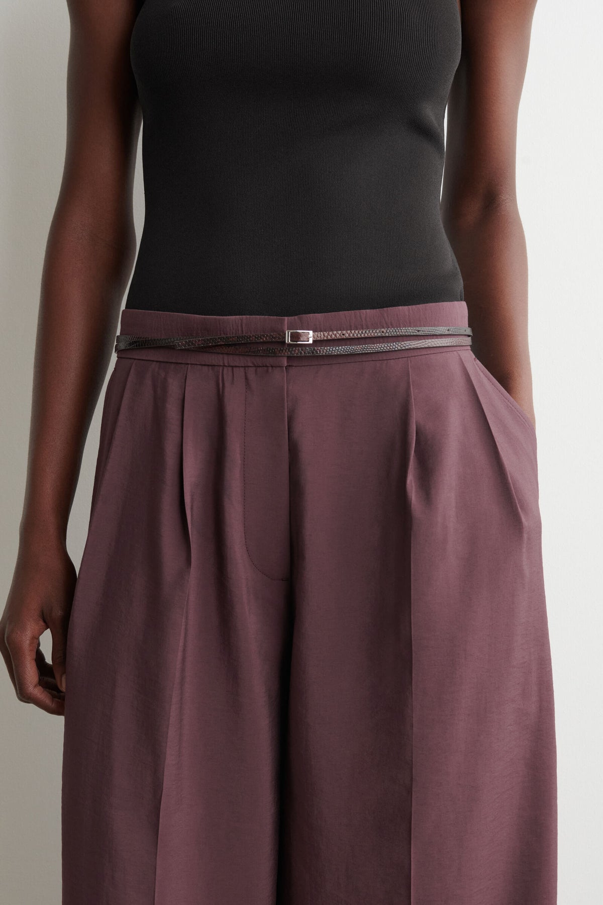 PANTALONES DE MODAL PLISADOS DE PIERNA ANCHA - ROJO OSCURO