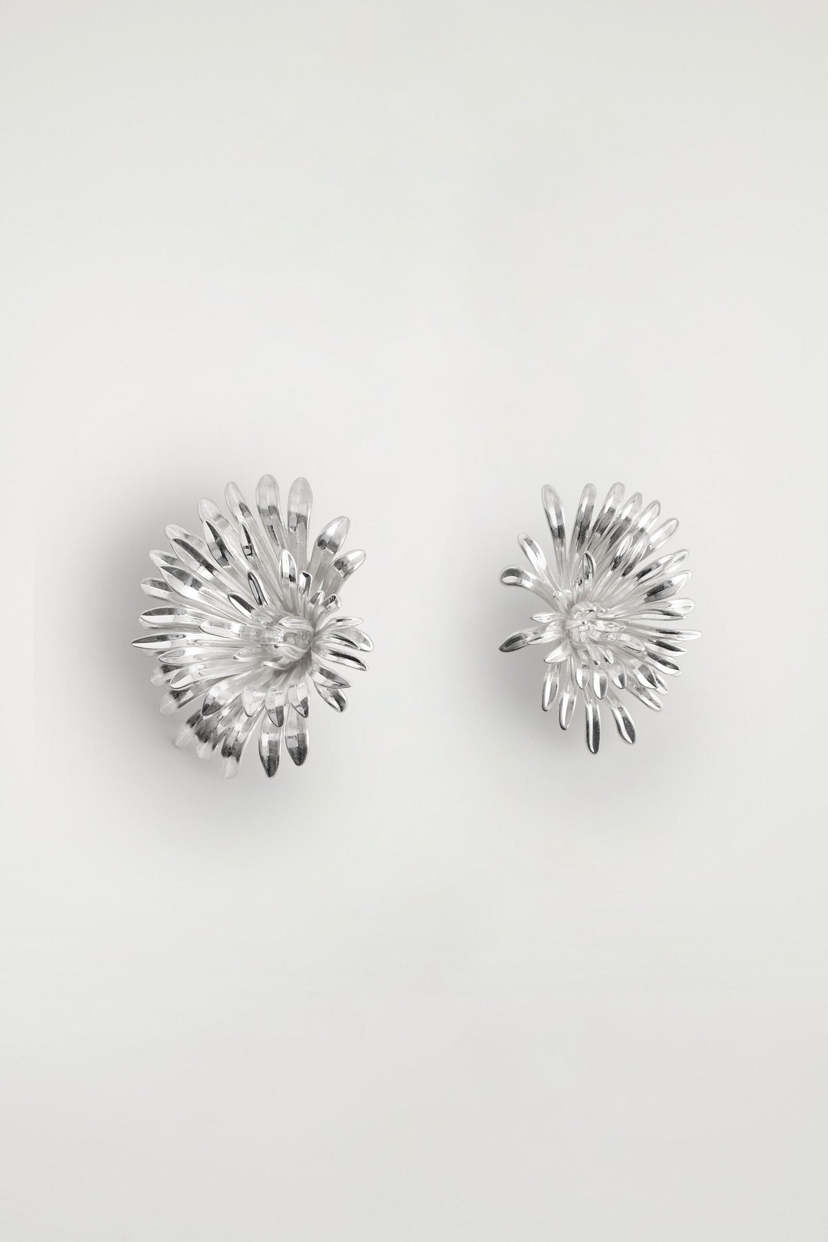 ARETES FLORALES ABSTRACTOS ASIMÉTRICOS - PLATA | DescriptiveStillLife