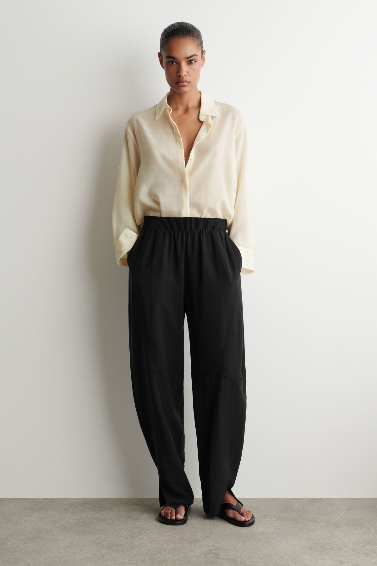 PANTALONES DE TELA CON PIERNA BARREL Y ELÁSTICO - NEGRO