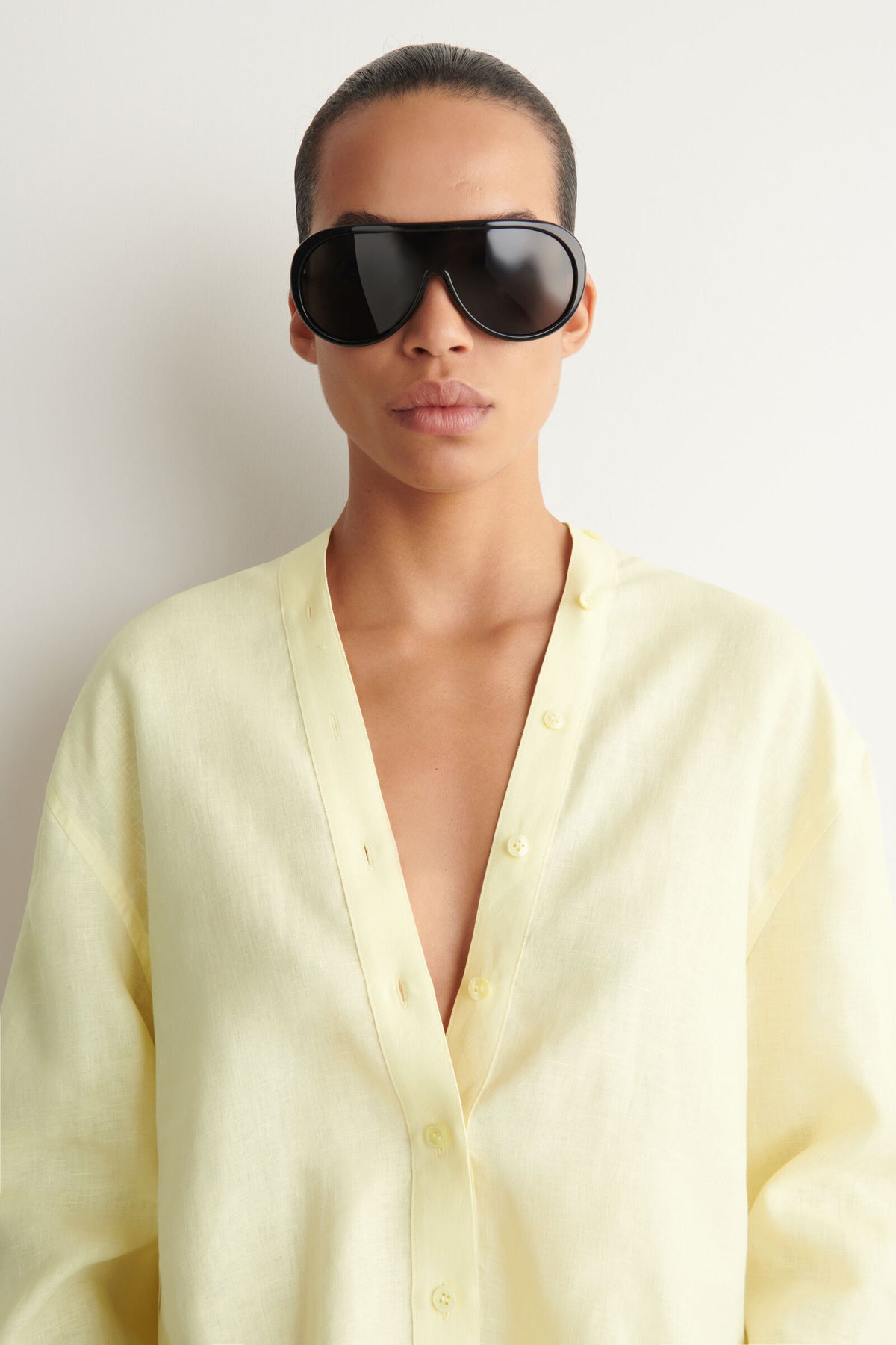 CAMISA DE LINO CON DETALLE DE BOTÓN - AMARILLO