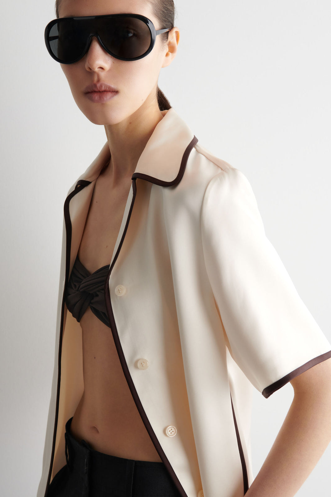 CAMISA DE SATÍN CON CONTRASTE - CREMA / MARRÓN