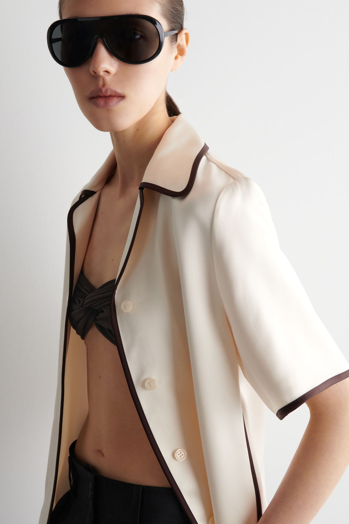 CAMISA DE SATÍN CON CONTRASTE - CREMA / MARRÓN