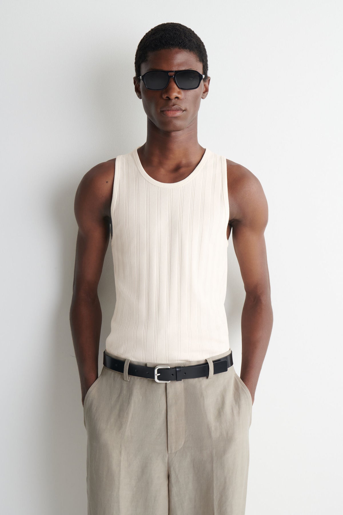 TOP DE ALGODÓN CON RIBETE RÍGIDO AJUSTADO - BEIGE CLARO