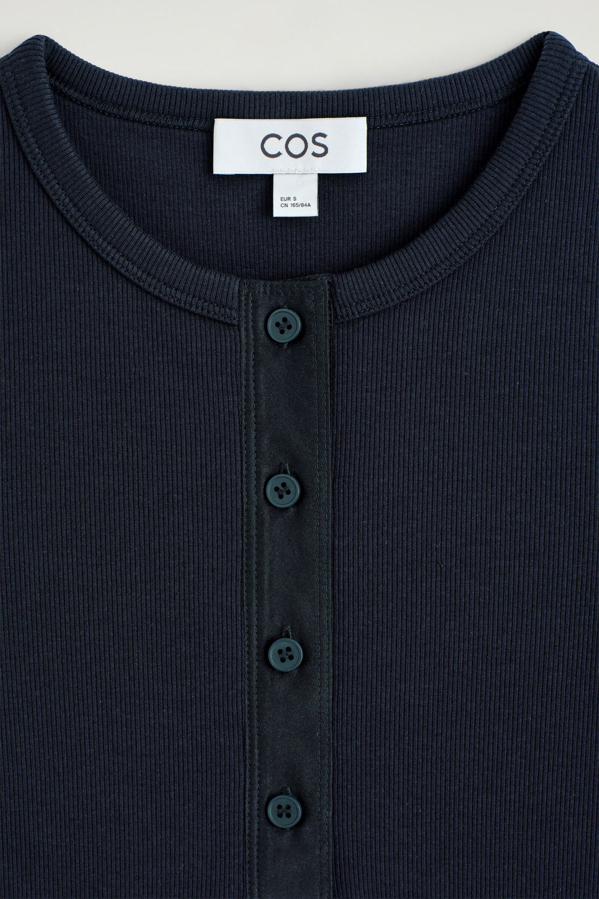 CAMISETA HENLEY ACANALADA - AZUL MARINO | DescriptiveDetail