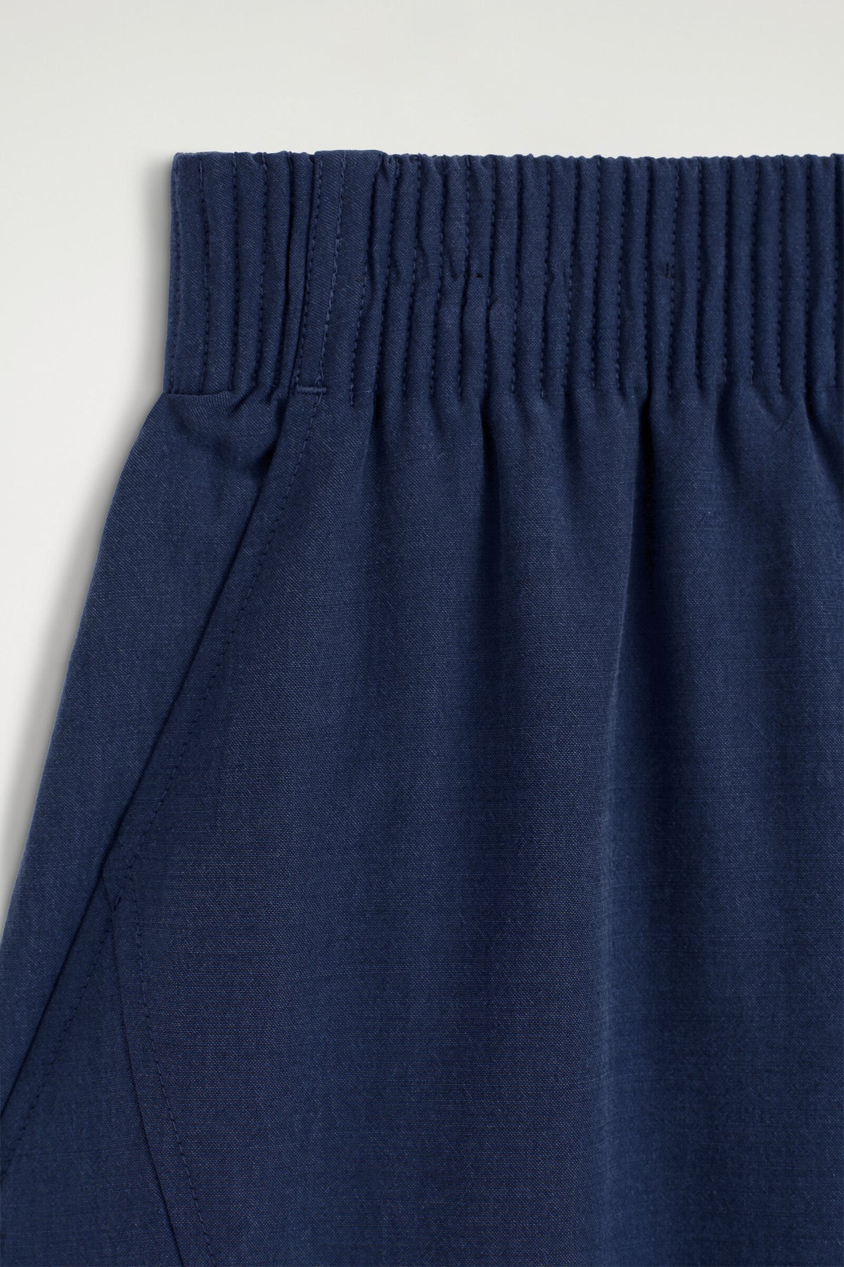 PANTALONES DE TELA CON PIERNA BARREL Y ELÁSTICO - AZUL MARINO | DescriptiveDetail