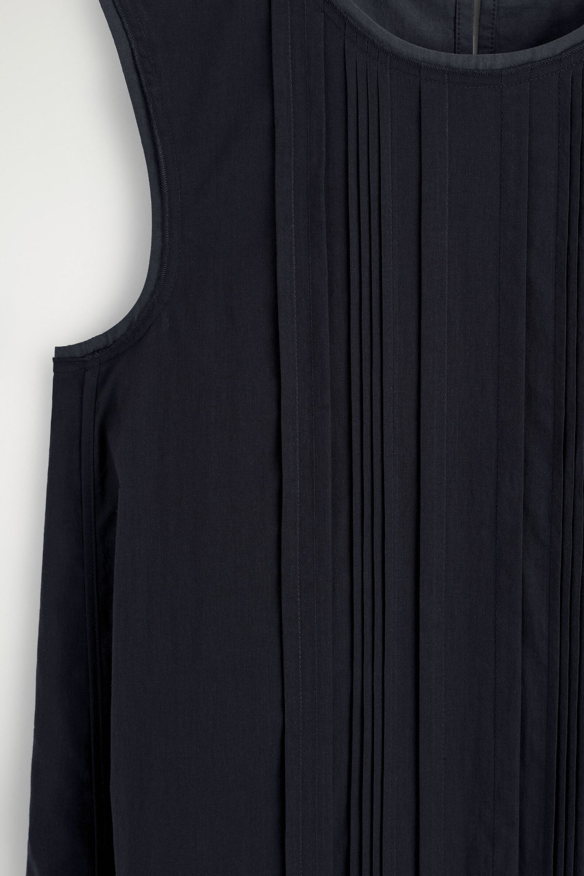 VESTIDO MINI CON PLISADOS Y CAPAS - MARINO | DescriptiveDetail