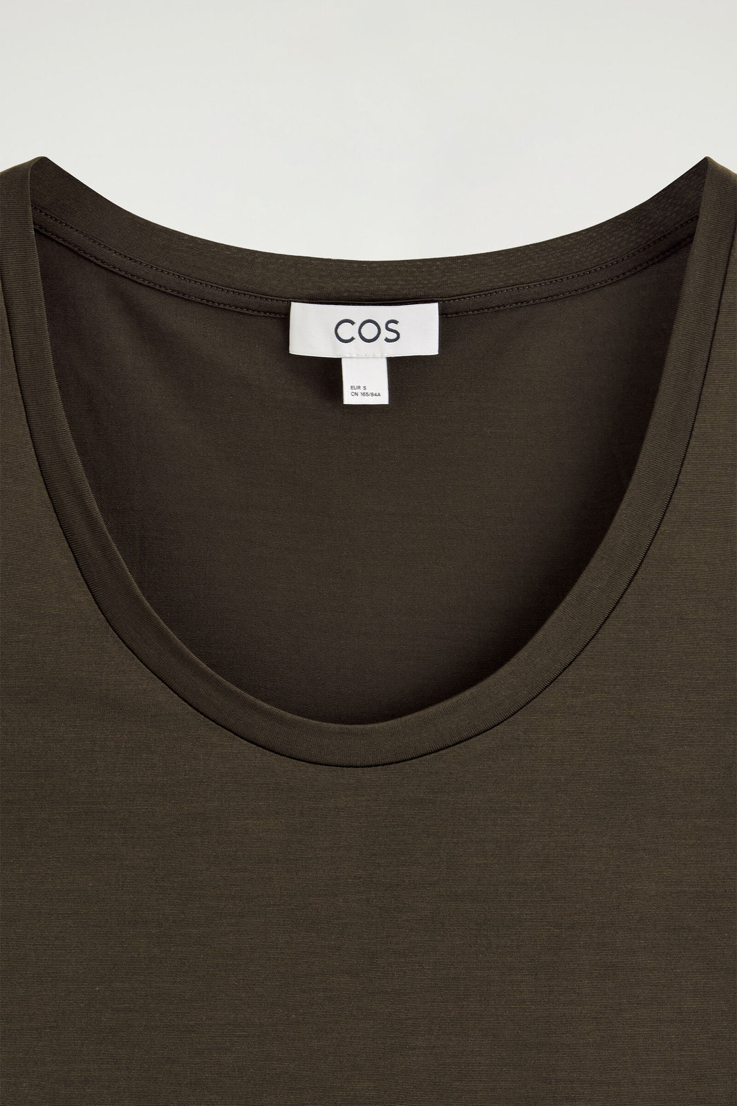 TANK TOP DE SEDA CON ESCOTE REDONDO - MARRÓN | DescriptiveDetail